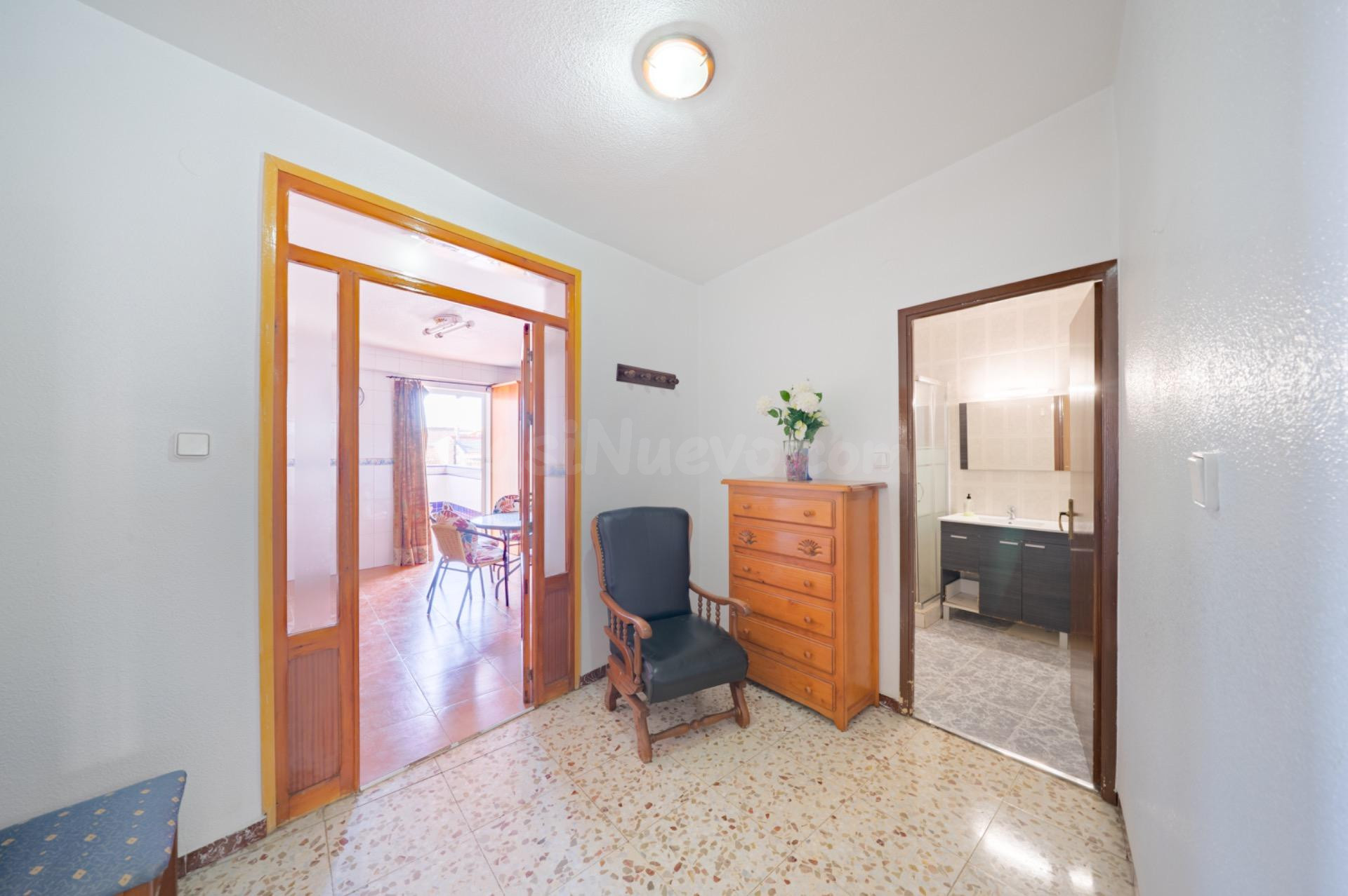 Amplia y Luminosa Casa en el Encantador Barrio del Carmen - foto 5
