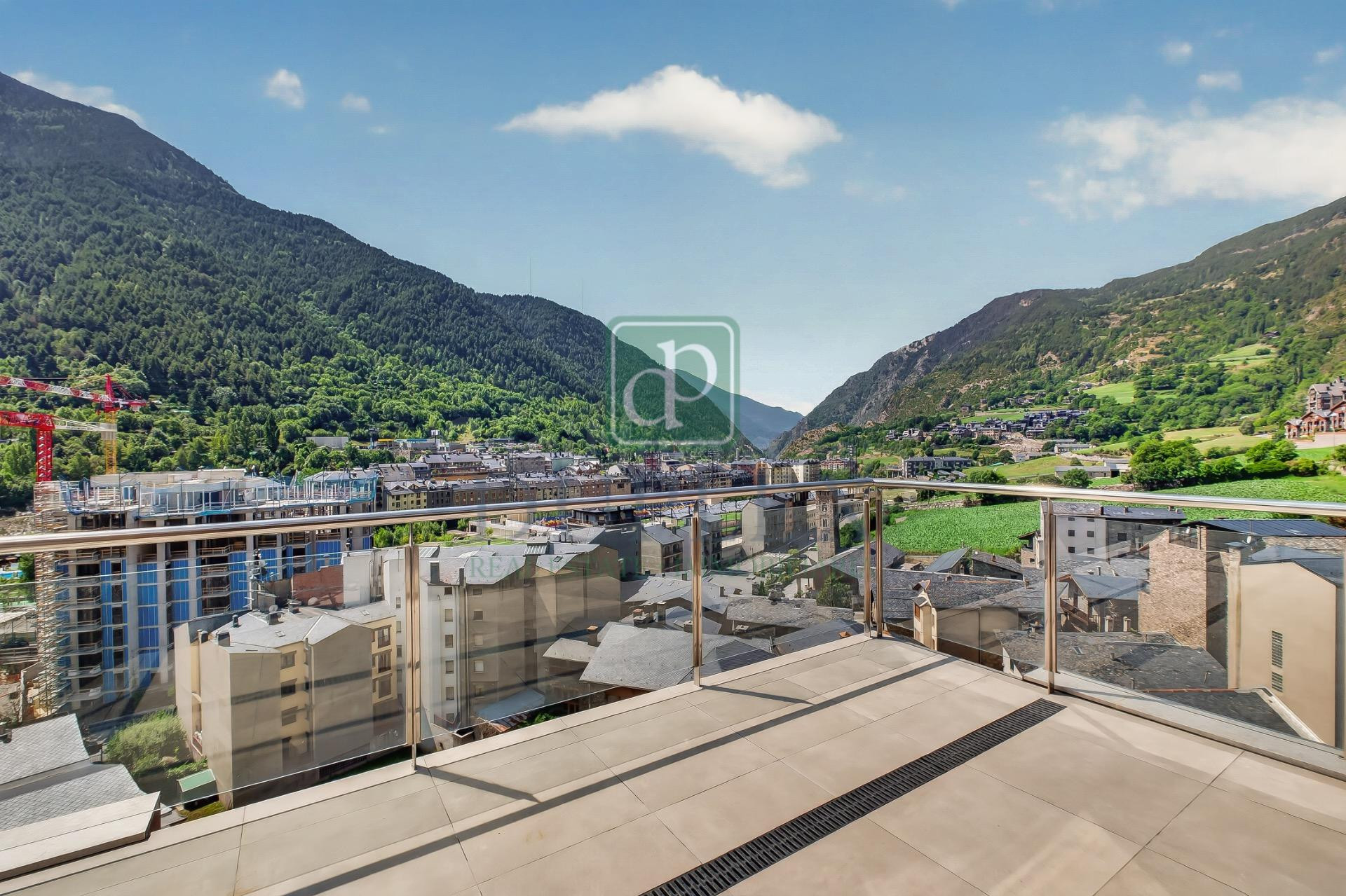Ático de tres habitaciones en venta en Encamp.
