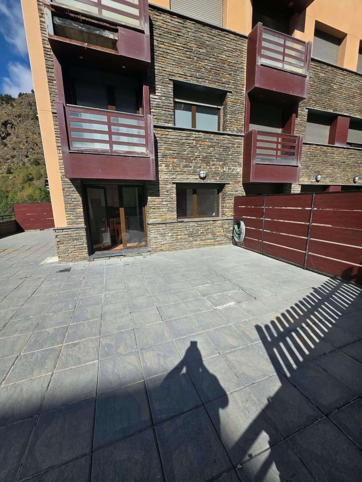 Piso de dos habitaciones con amplia terraza en Incles