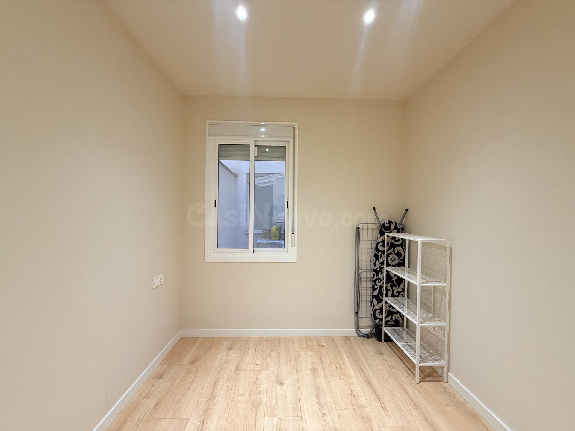 PLANTA BAJA EN CAMARLES: ESPACIO, LUZ Y COMODIDAD - foto 5