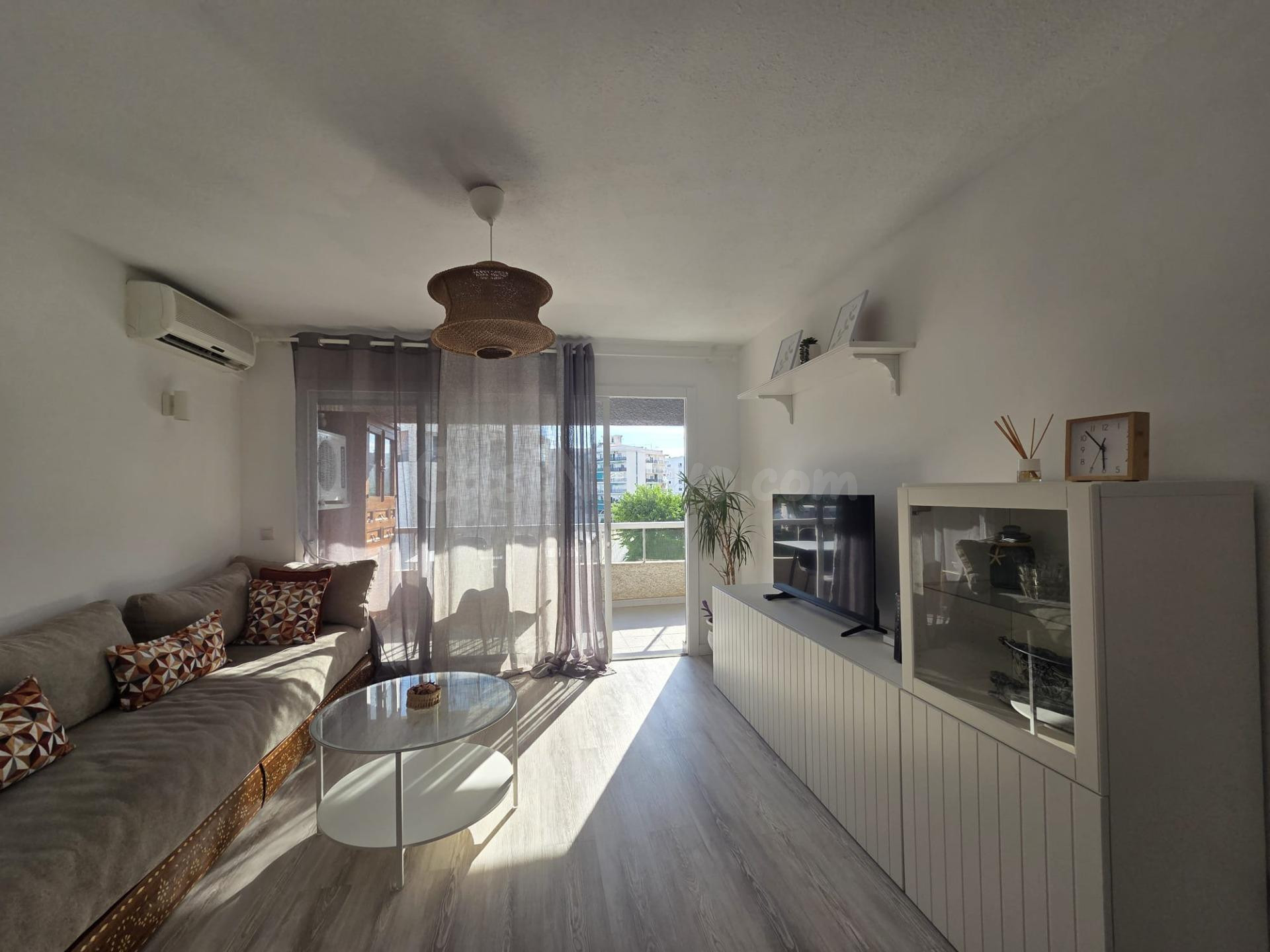 Piso moderno con terraza, piscina y parking a pocos minutos 