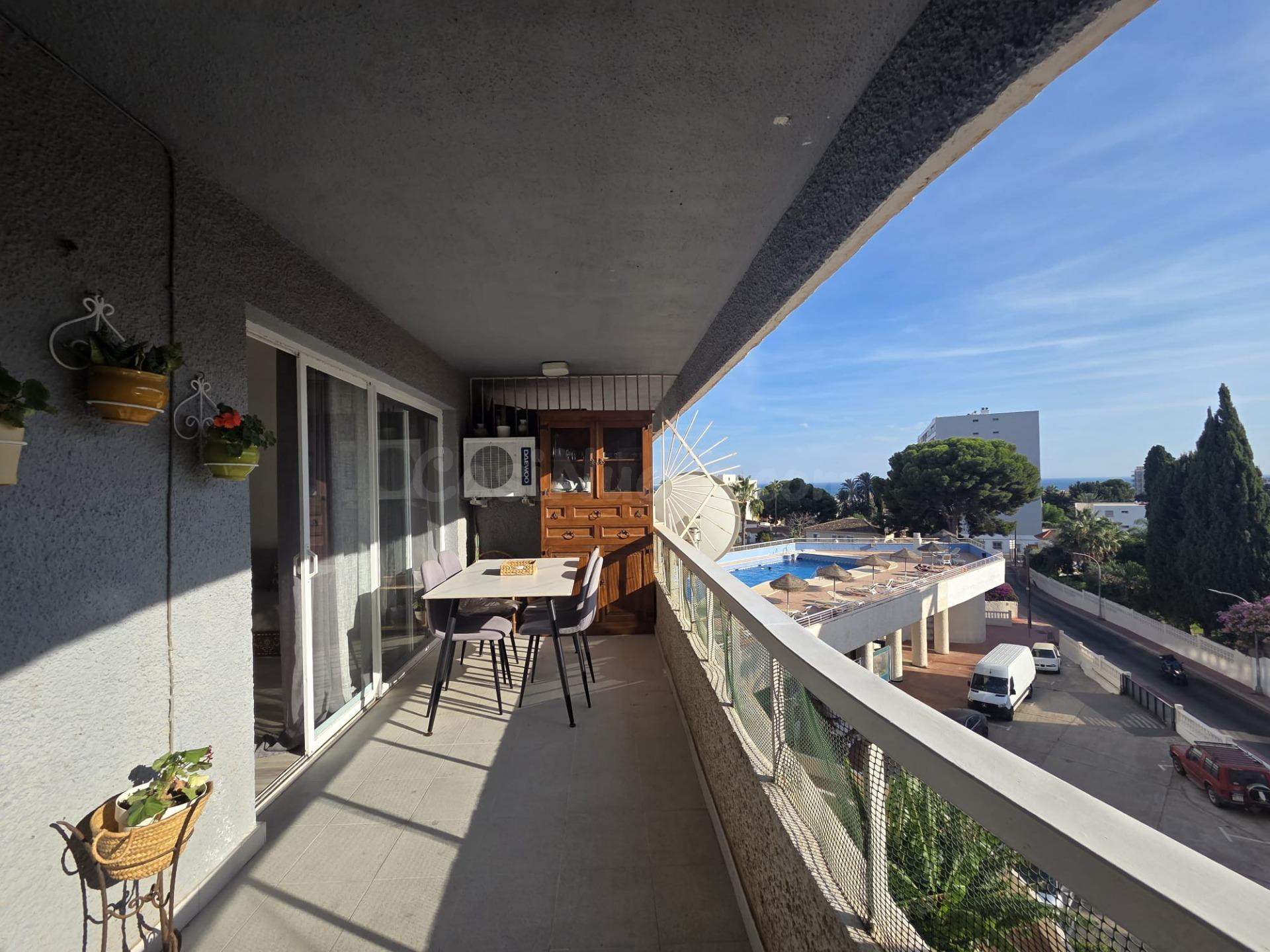 Piso moderno con terraza, piscina y parking a pocos minutos  - foto 2