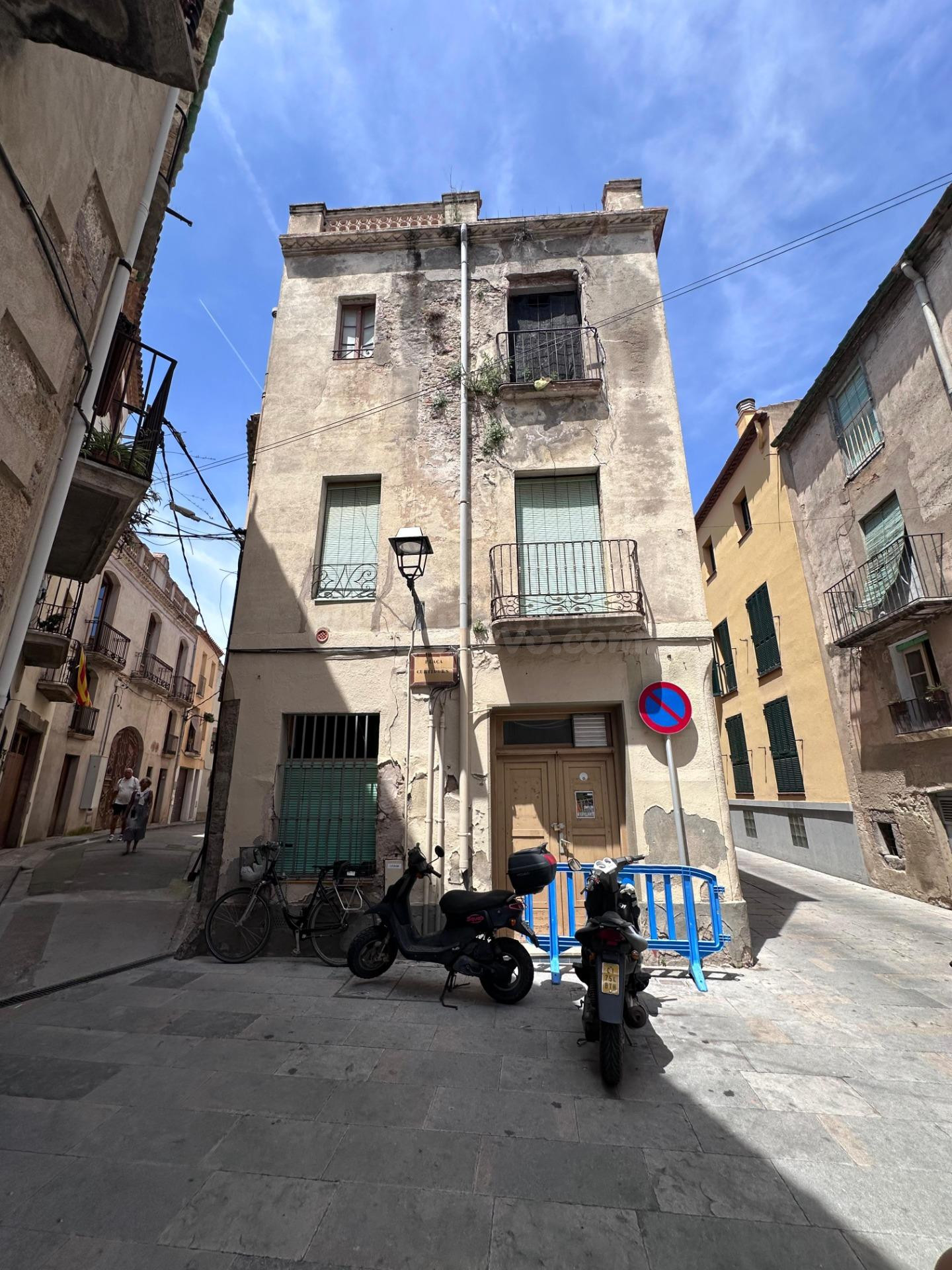 Edificio en esquina en el casco antiguo de Castelló d'Empúri