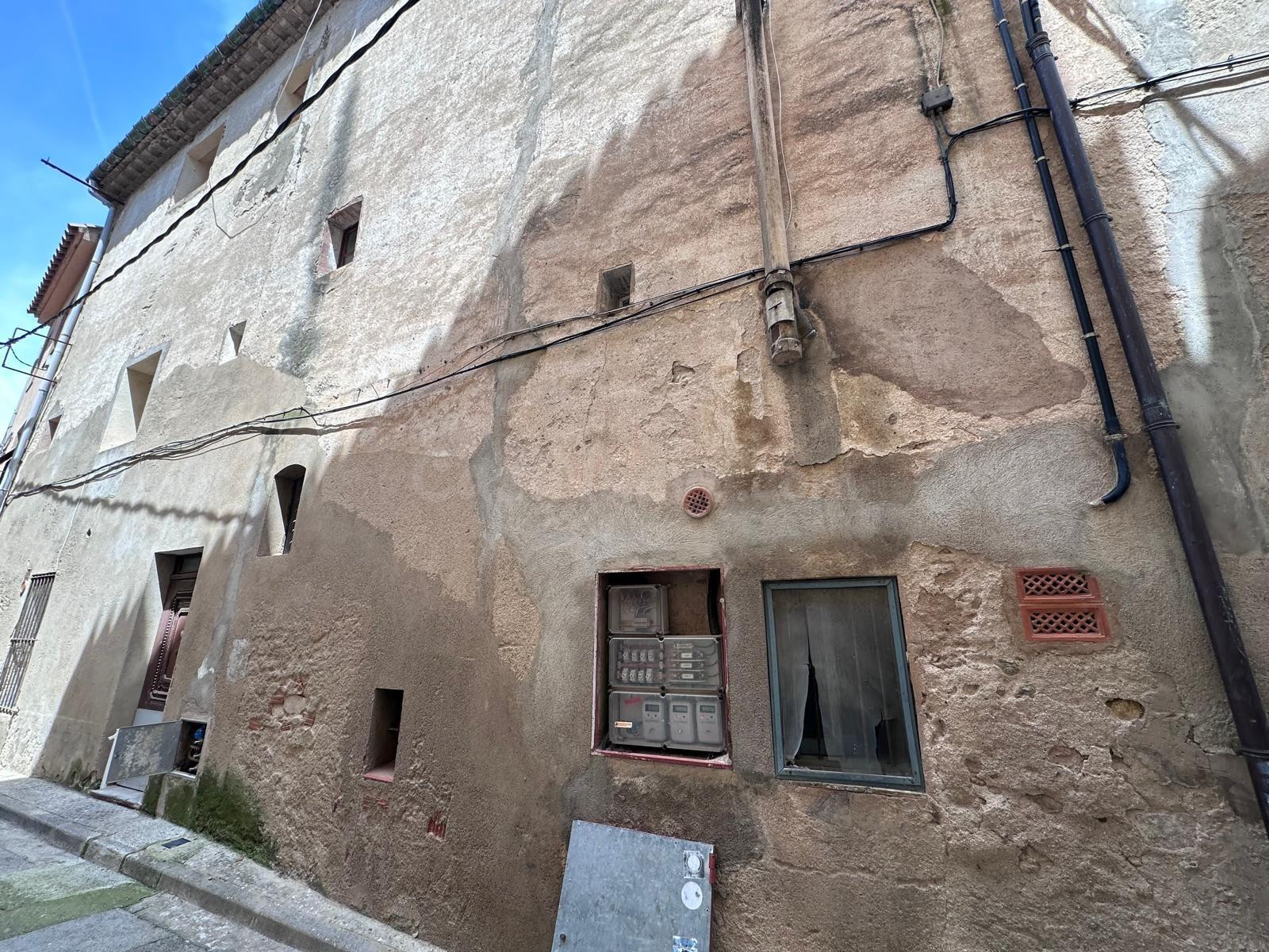 Edificio en esquina en el casco antiguo de Castelló d'Empúri - foto 2