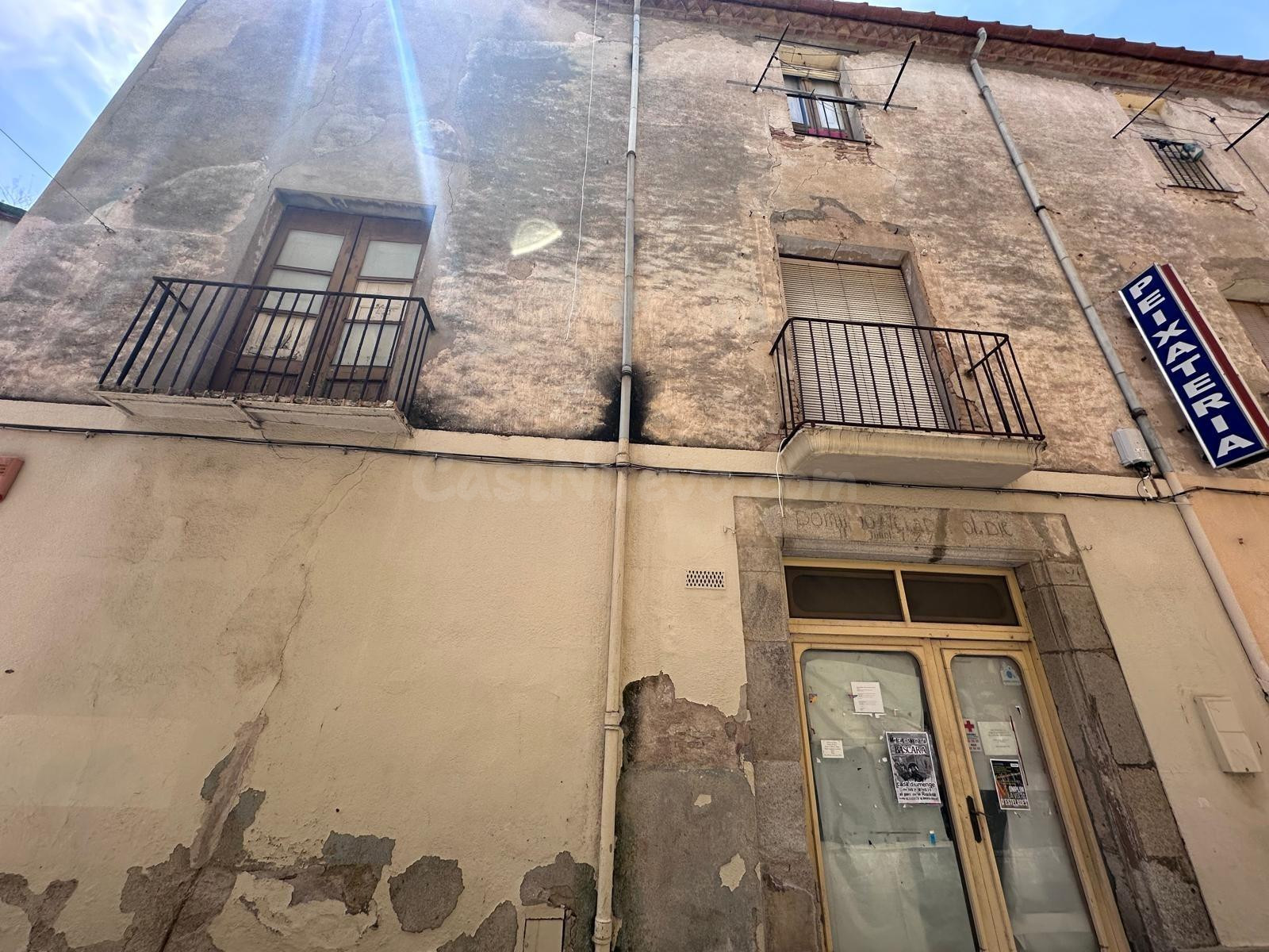 Edificio en esquina en el casco antiguo de Castelló d'Empúri - foto 3