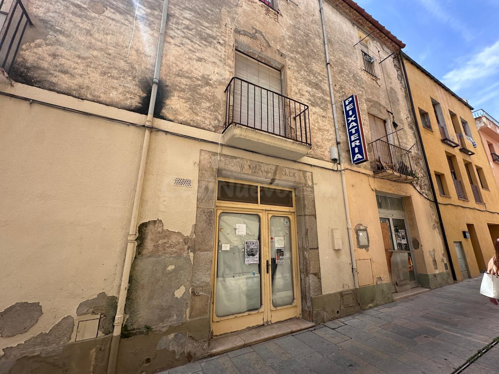 Edificio en esquina en el casco antiguo de Castelló d'Empúri - foto 4