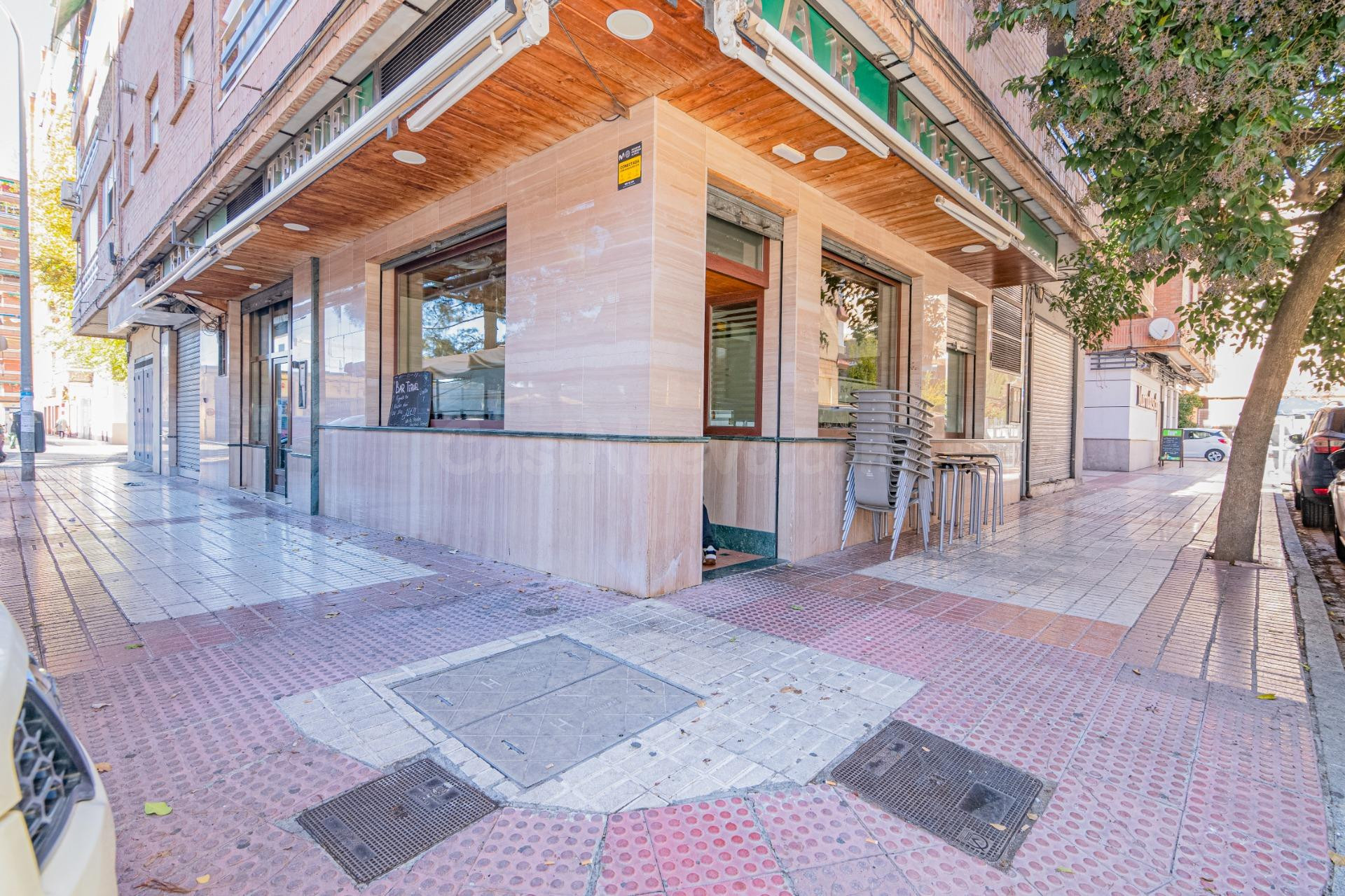 TRASPASO: Emblemático y conocido Bar en La Chana. Granada.