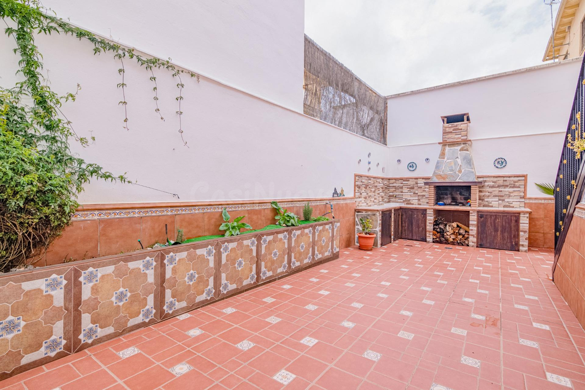 “Casa familiar con gran patio, placas solares y cochera dobl