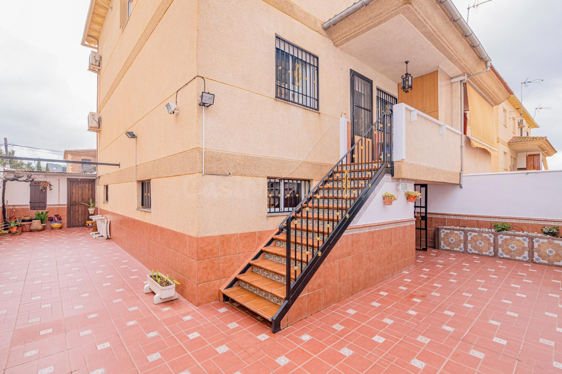 “Casa familiar con gran patio, placas solares y cochera dobl - foto 2
