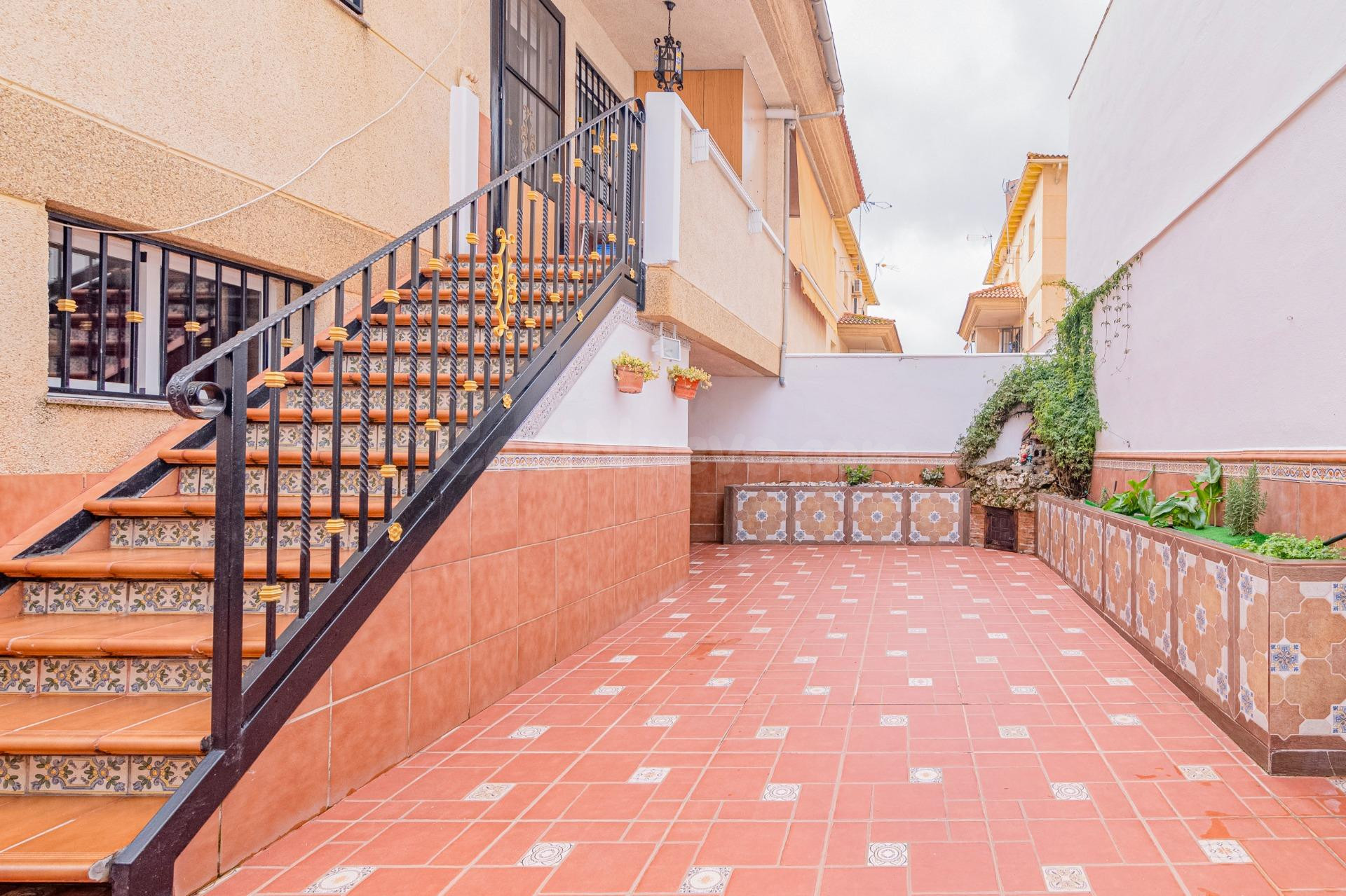 “Casa familiar con gran patio, placas solares y cochera dobl - foto 3