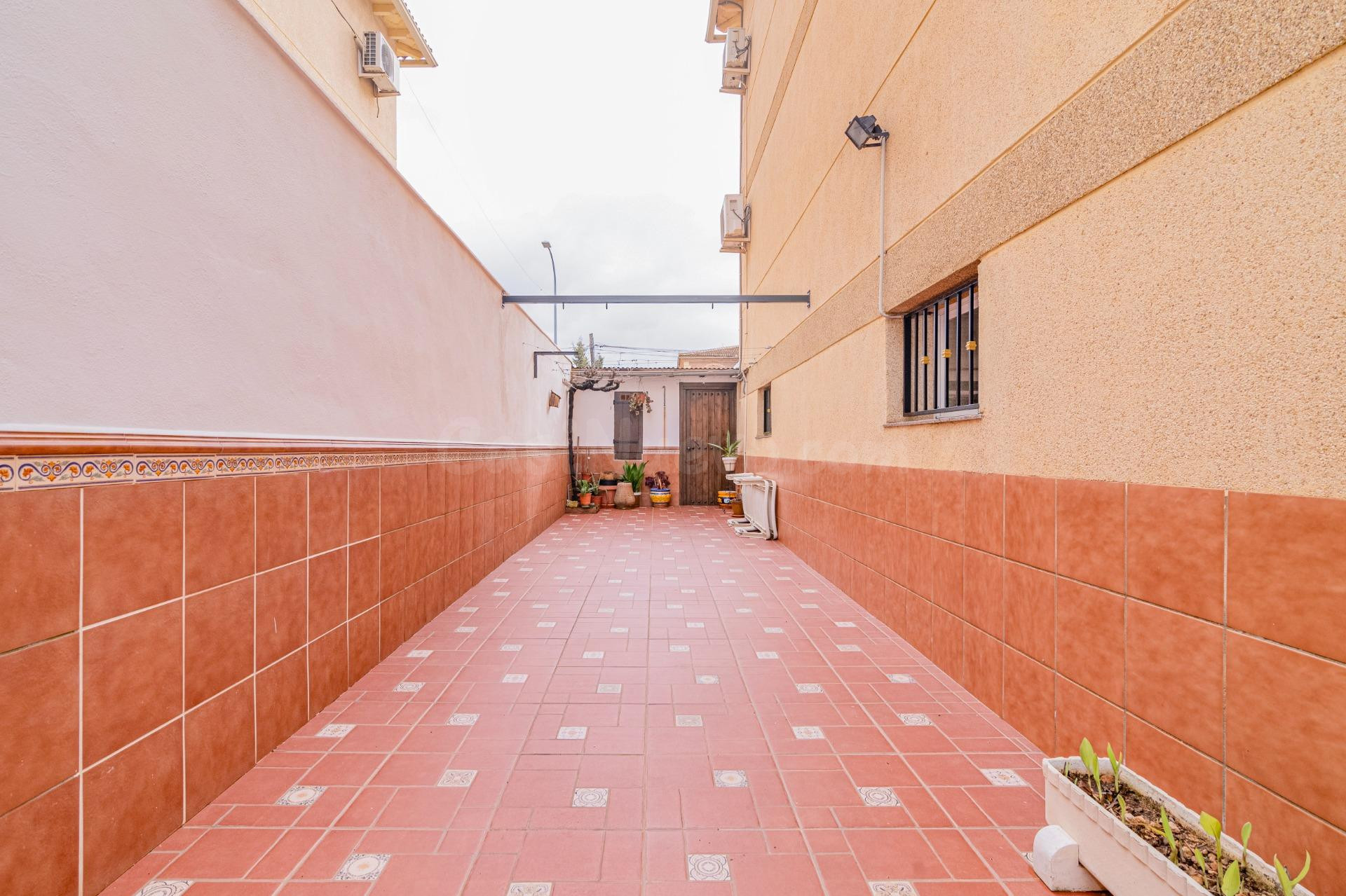 “Casa familiar con gran patio, placas solares y cochera dobl - foto 4