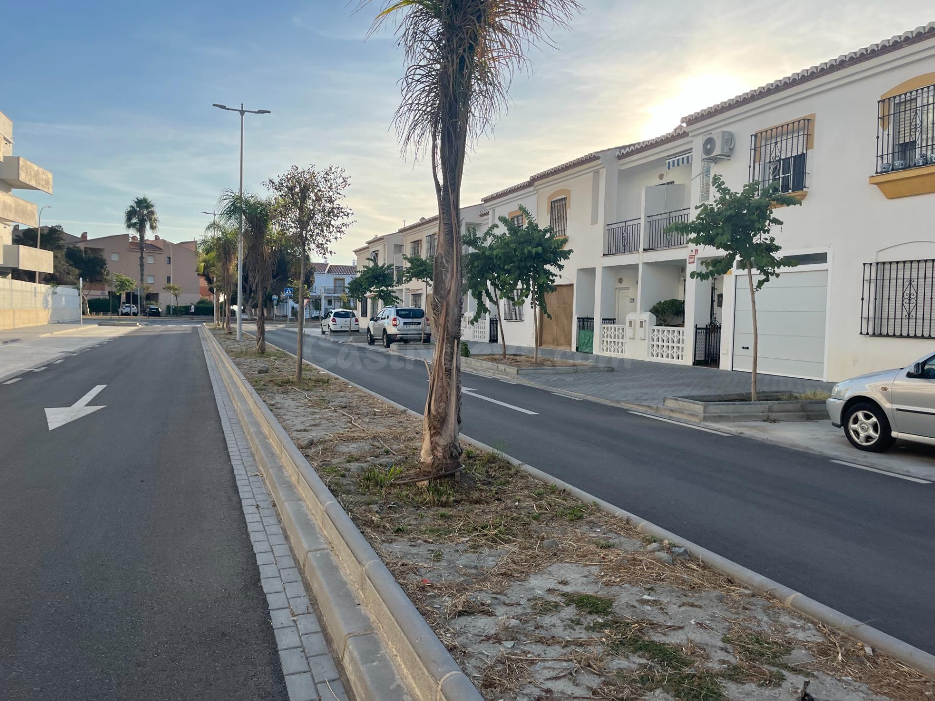 CHALET ADOSADO EN SALOBREÑA PLAYA, URB. PRIVADA CON PISCINA Y JARDINES.