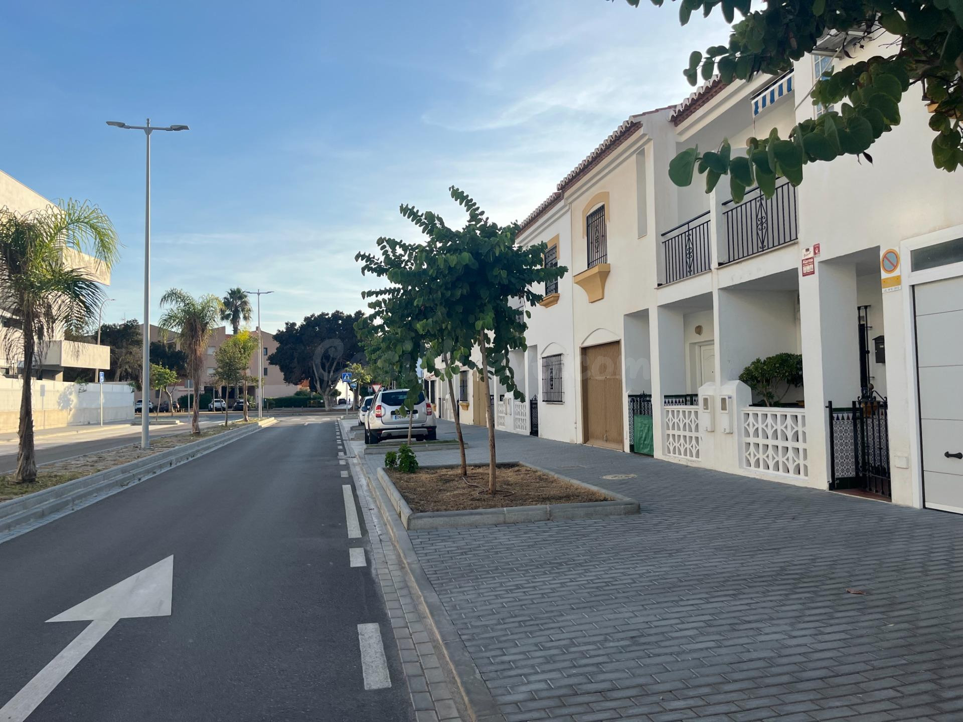 CHALET ADOSADO EN SALOBREÑA PLAYA, URB. PRIVADA CON PISCINA  - foto 2