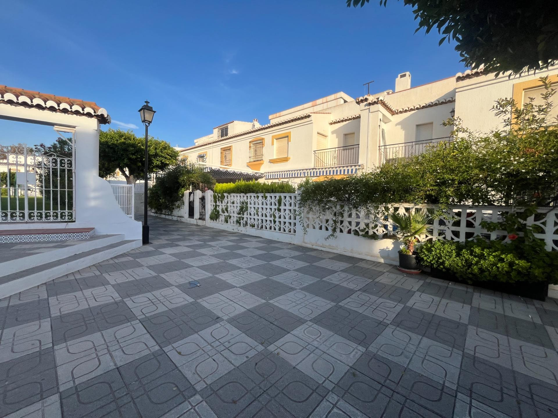 CHALET ADOSADO EN SALOBREÑA PLAYA, URB. PRIVADA CON PISCINA  - foto 4