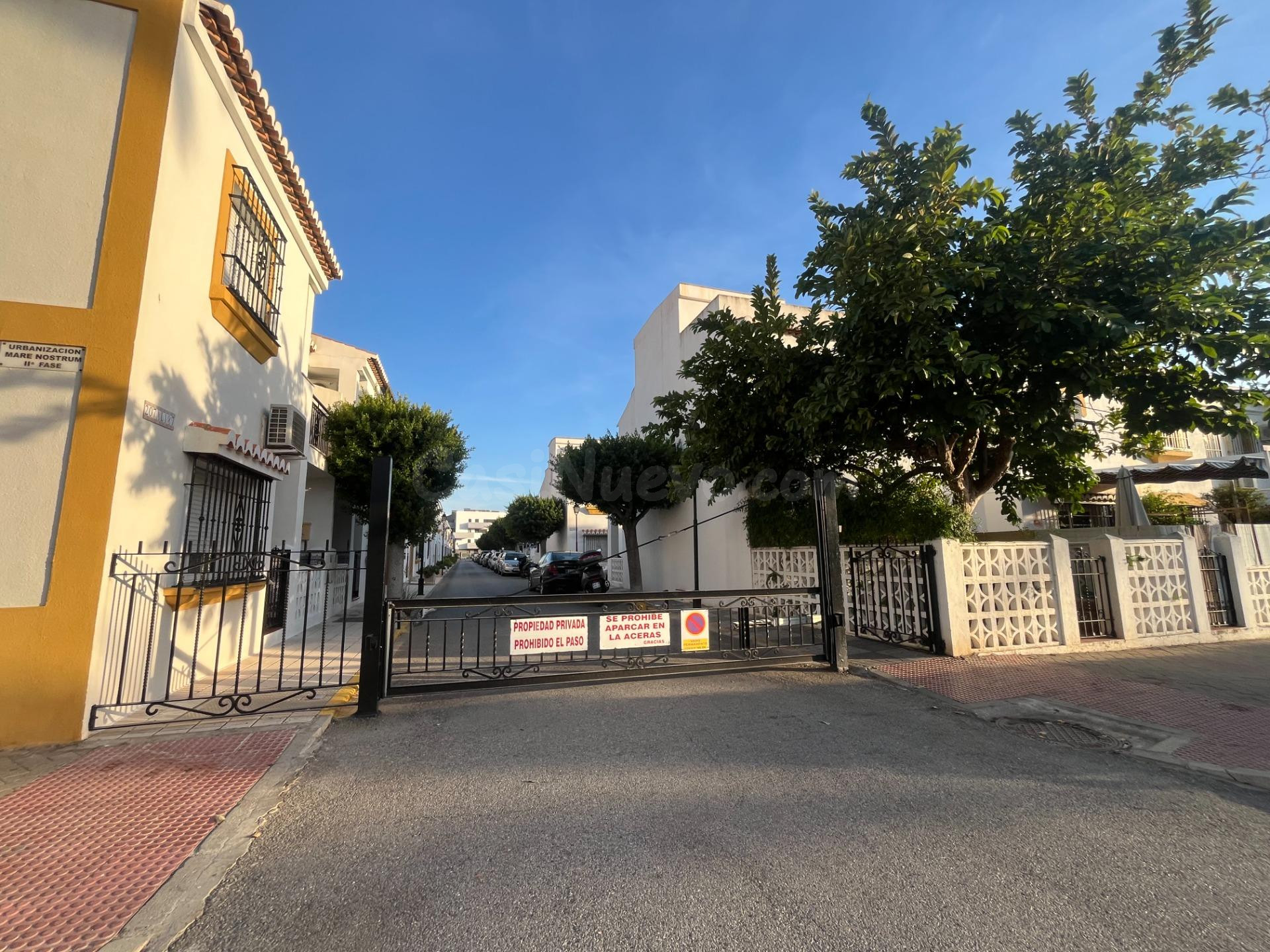 CHALET ADOSADO EN SALOBREÑA PLAYA, URB. PRIVADA CON PISCINA  - foto 5