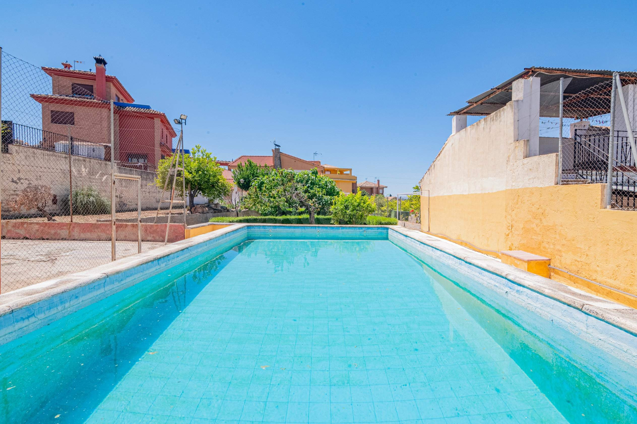 CHALET INDEPENDIENTE EN CAJAR PARCELA 1105 M2 PISCINA PISTA 