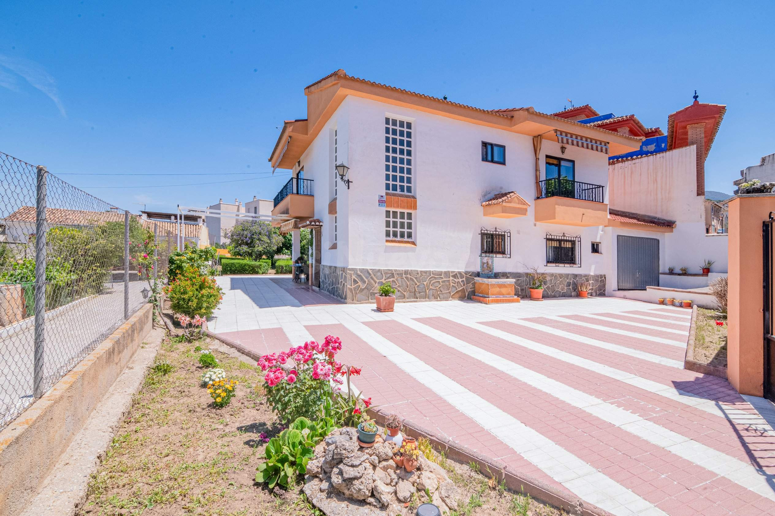 CHALET INDEPENDIENTE EN CAJAR PARCELA 1105 M2 PISCINA PISTA  - foto 4