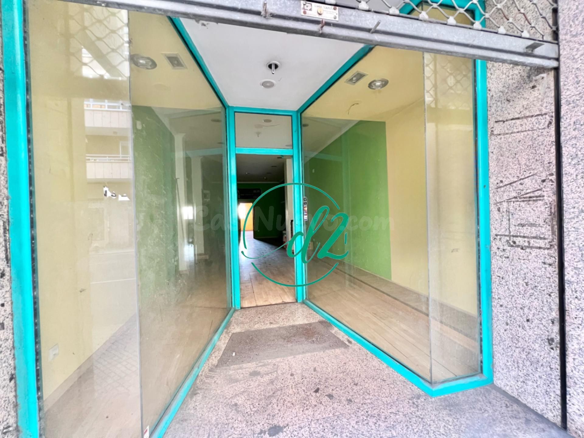 SE VENDE LOCAL COMERCIAL EN ZONA TRANSITADA DEL COUTO. REF 1