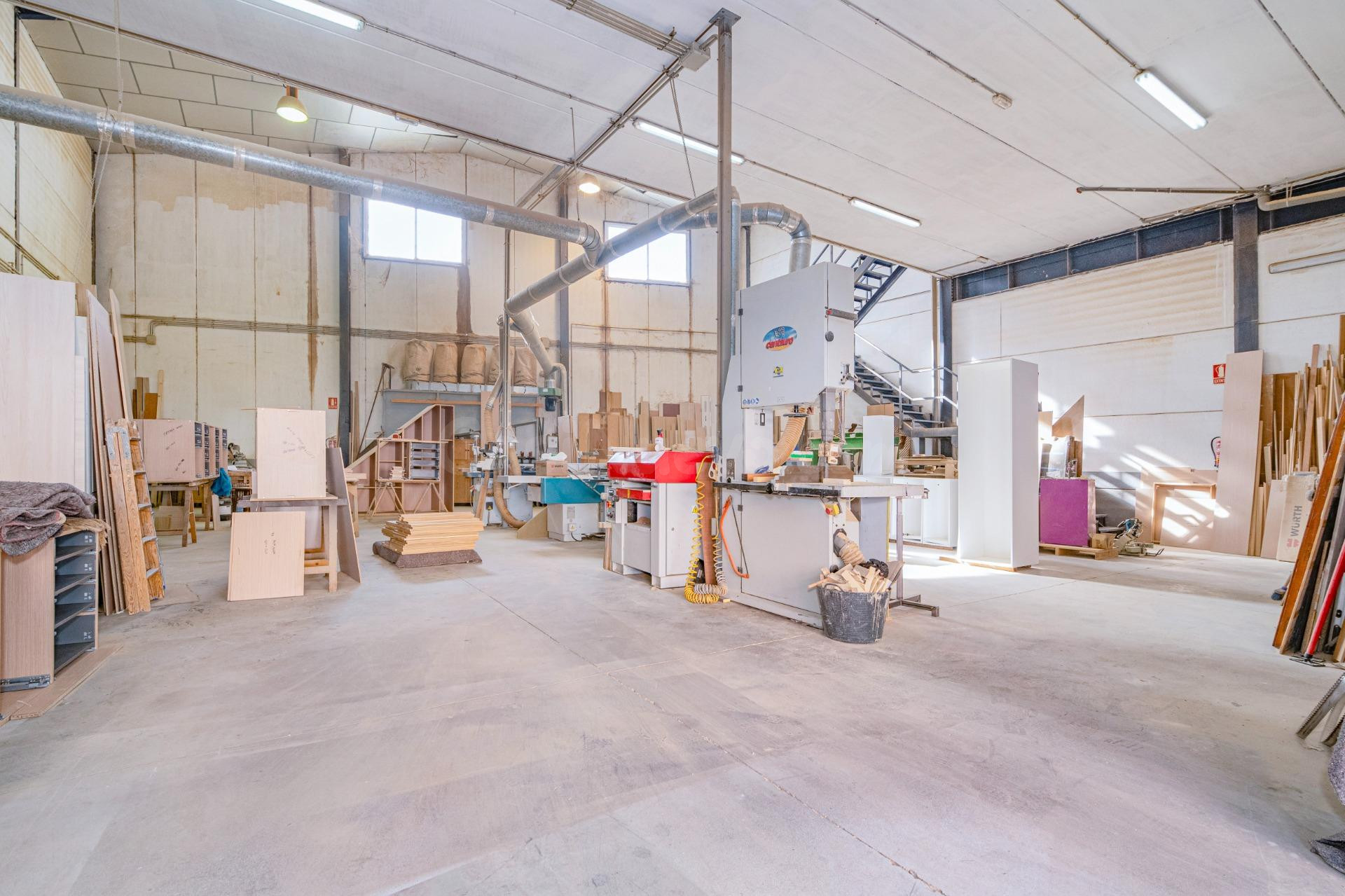 Gran Nave Industrial en Albolote con Instalación de Carpinte