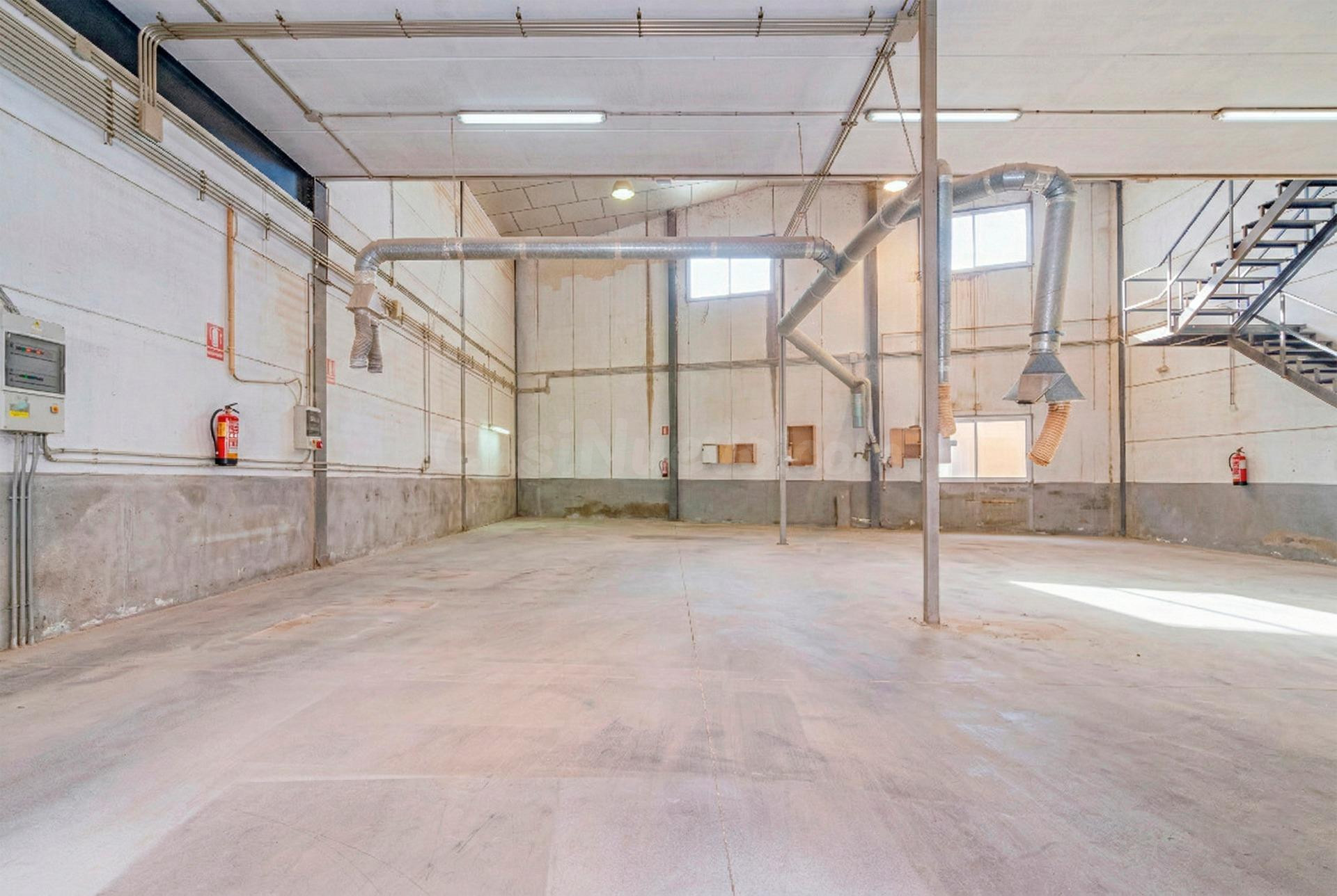 Gran Nave Industrial en Albolote con Instalación de Carpinte - foto 4