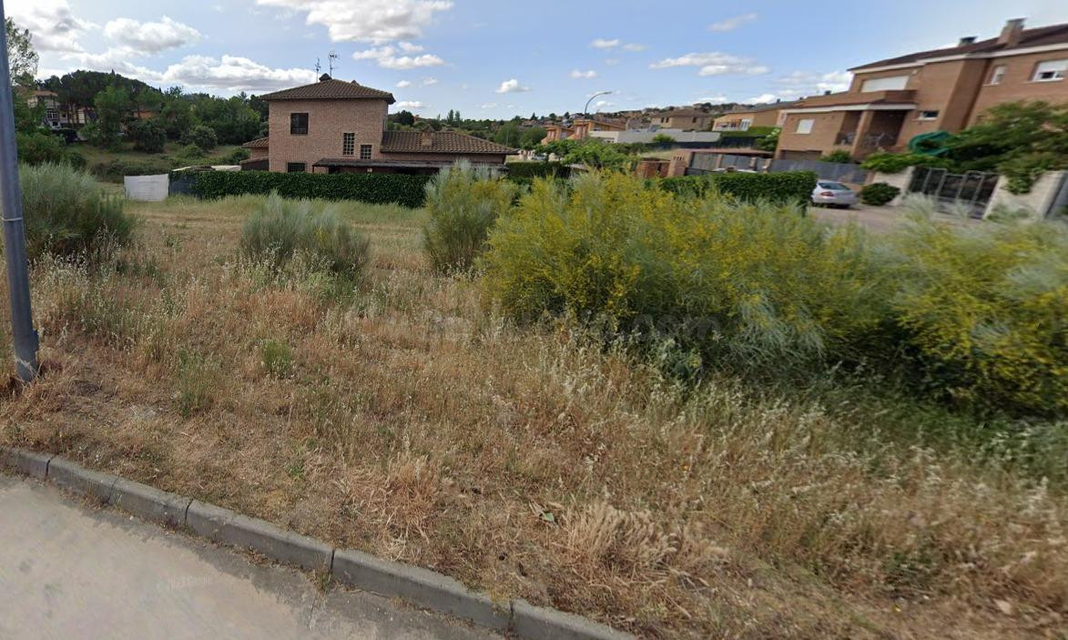 Parcela muy bien situada, zona tranquila rodeada de verde y con buenas vistas a la Sierra.