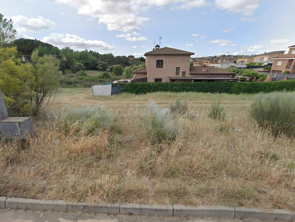 Parcela muy bien situada, zona tranquila rodeada de verde y  - foto 2