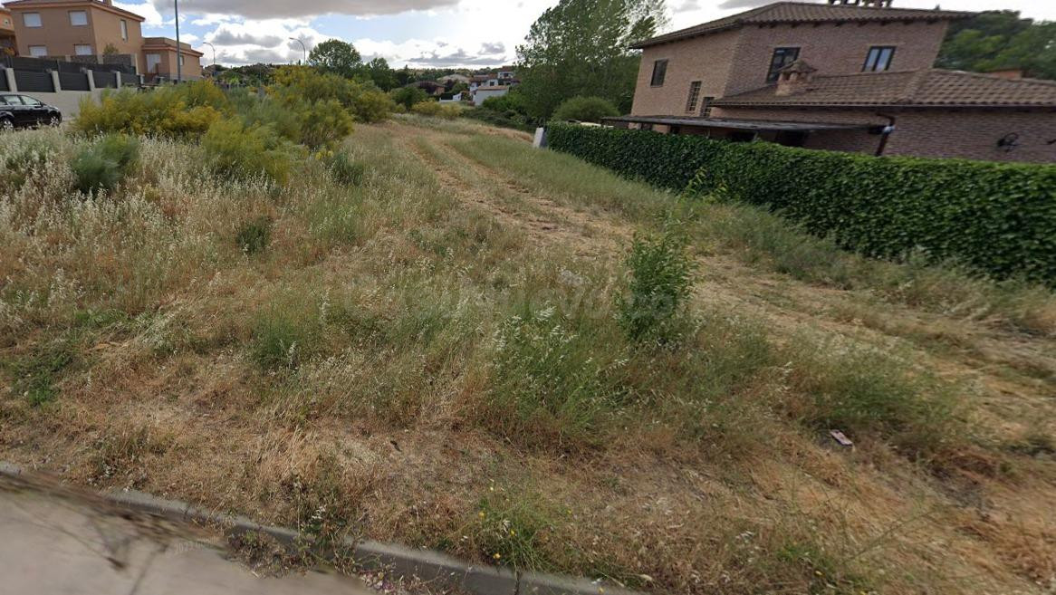 Parcela muy bien situada, zona tranquila rodeada de verde y  - foto 3