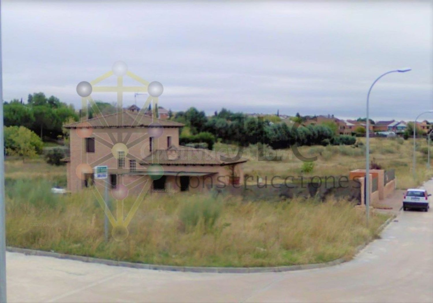 Parcela muy bien situada, zona tranquila rodeada de verde y  - foto 4