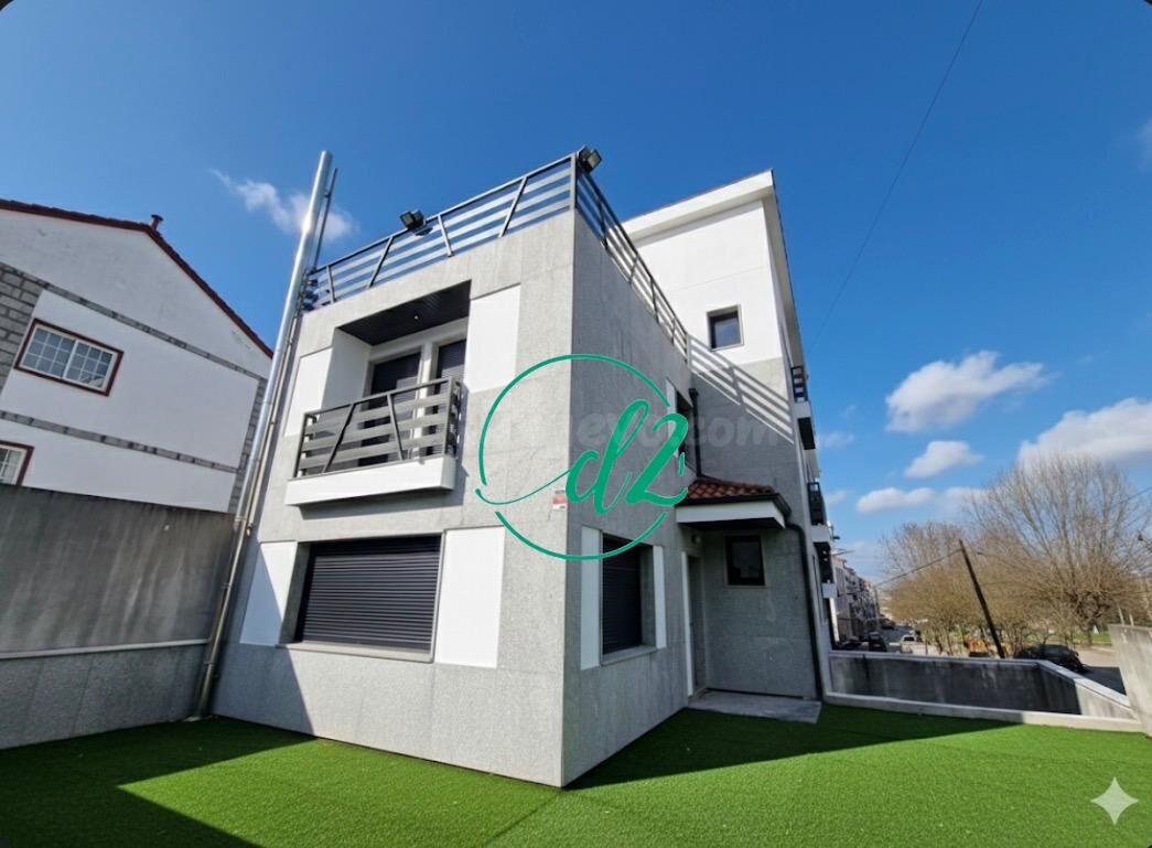 EXCLUSIVO CHALET ADOSADO A ESTRENAR CON JARDÍN Y ASCENSOR - ZONA A CARBALLEIRA. REF1446