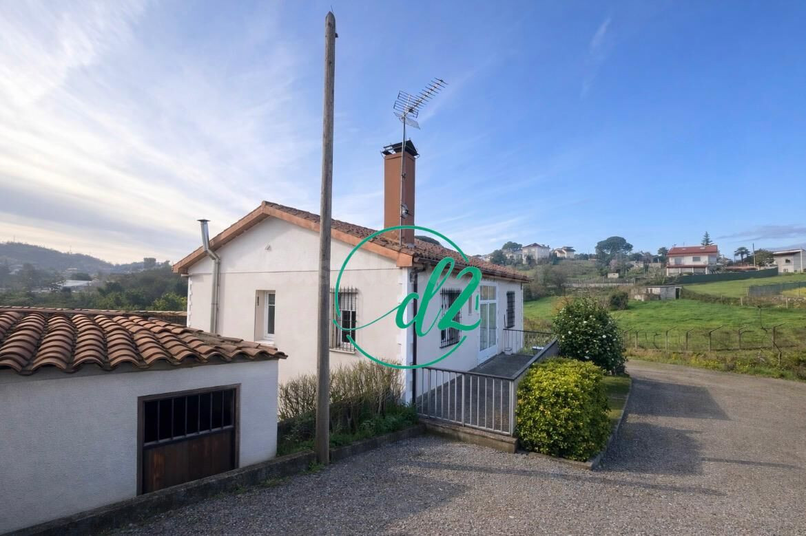 SE VENDE  ACOGEDORA CASA CON 1000 DE PARCELA A ESCASOS KM DEL CENTRO DE LA CIUDAD. REF1454