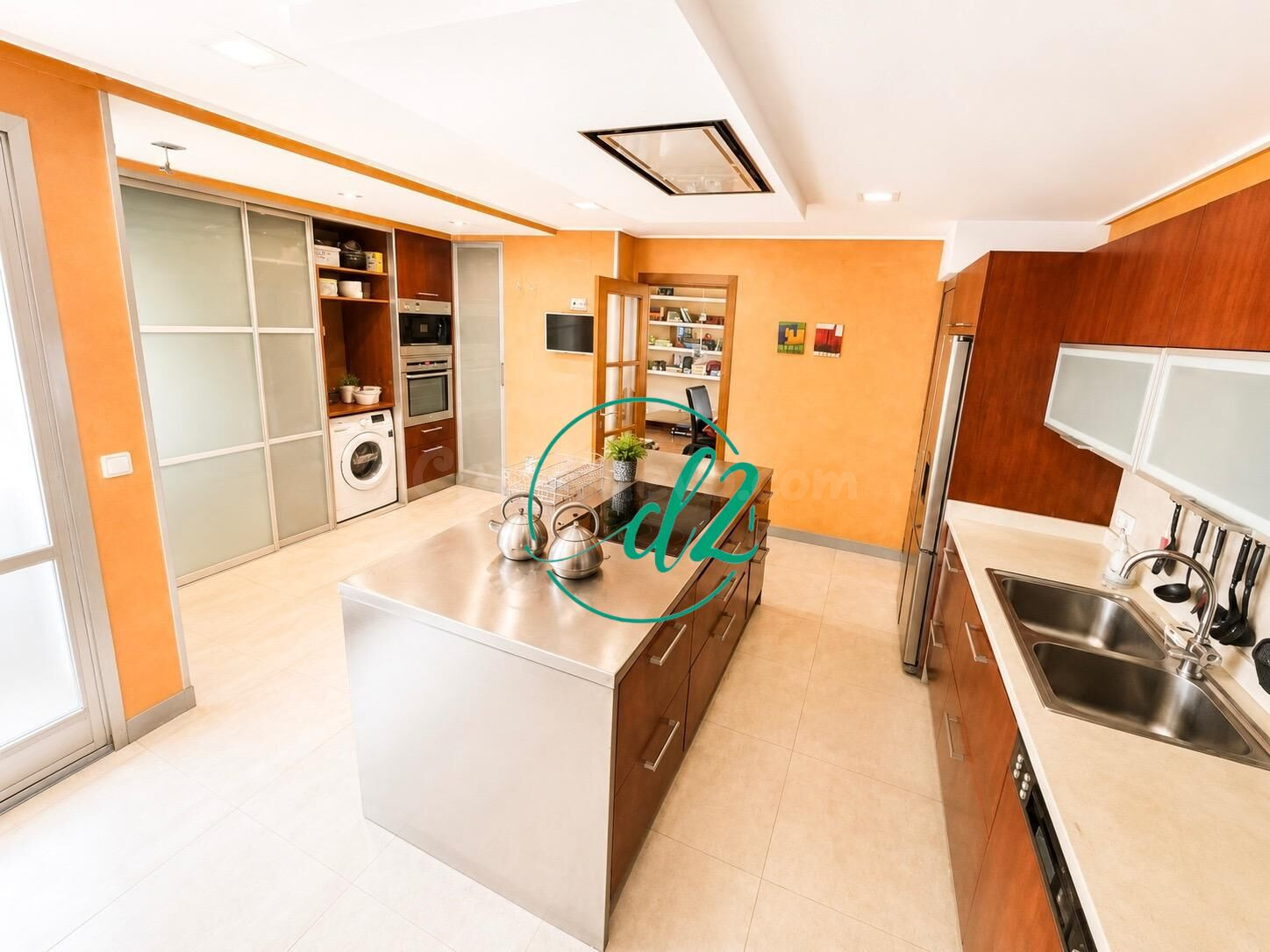 EXCLUSIVA VIVIENDA DE MÁS DE 180 M2 CON GARAJE EN PLENO CENTRO. REF1475