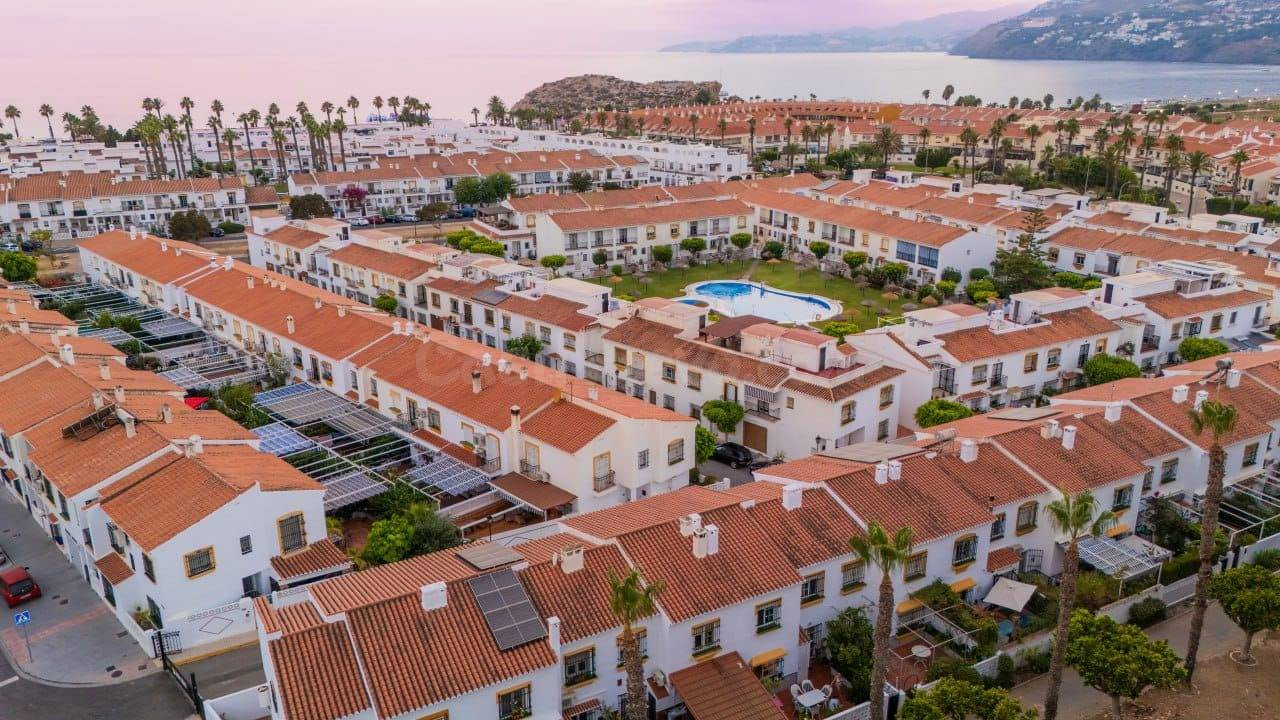 CASA EN SEGUNDA LÍNEA DE PLAYA, URBANIZACIÓN MARE NOSTRUM - foto 5