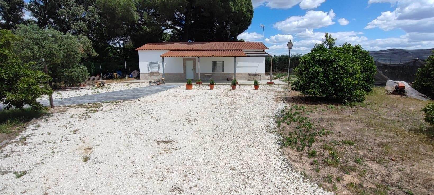 Chalet independiente en la Urbanización Santa Fé.