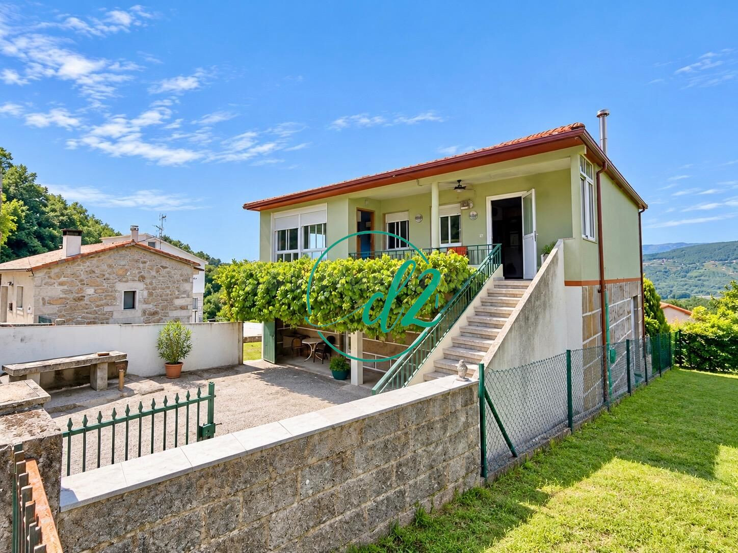 CASA DE PUEBLO CON 1.200 m2 DE PARCELA, ANEXOS Y GRAN POTENC