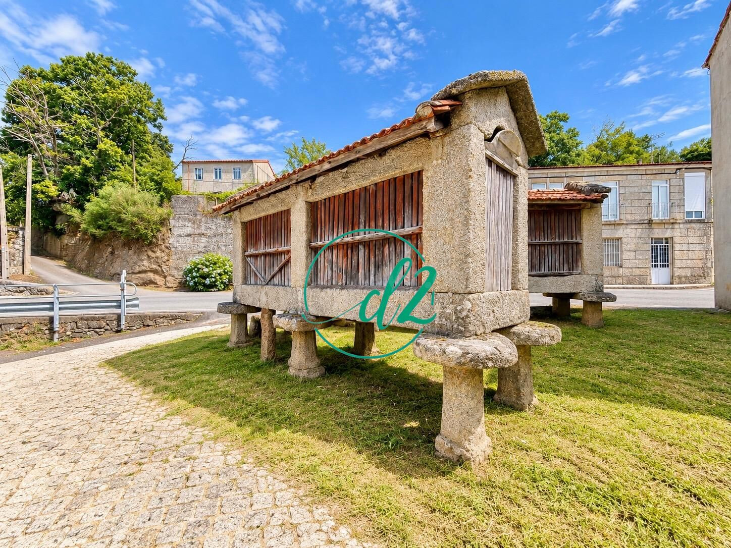 CASA DE PUEBLO CON 1.200 m2 DE PARCELA, ANEXOS Y GRAN POTENC - foto 2