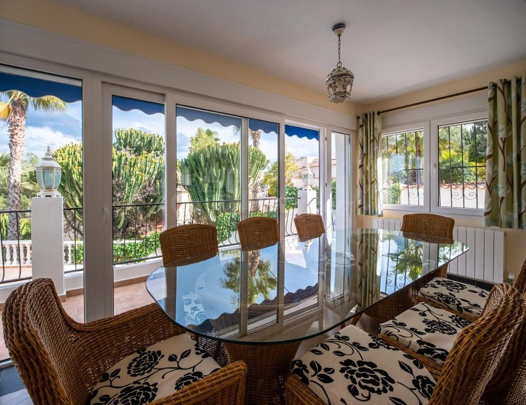 SE VENDE UNA VILLA EN LA NUCIA - foto 2