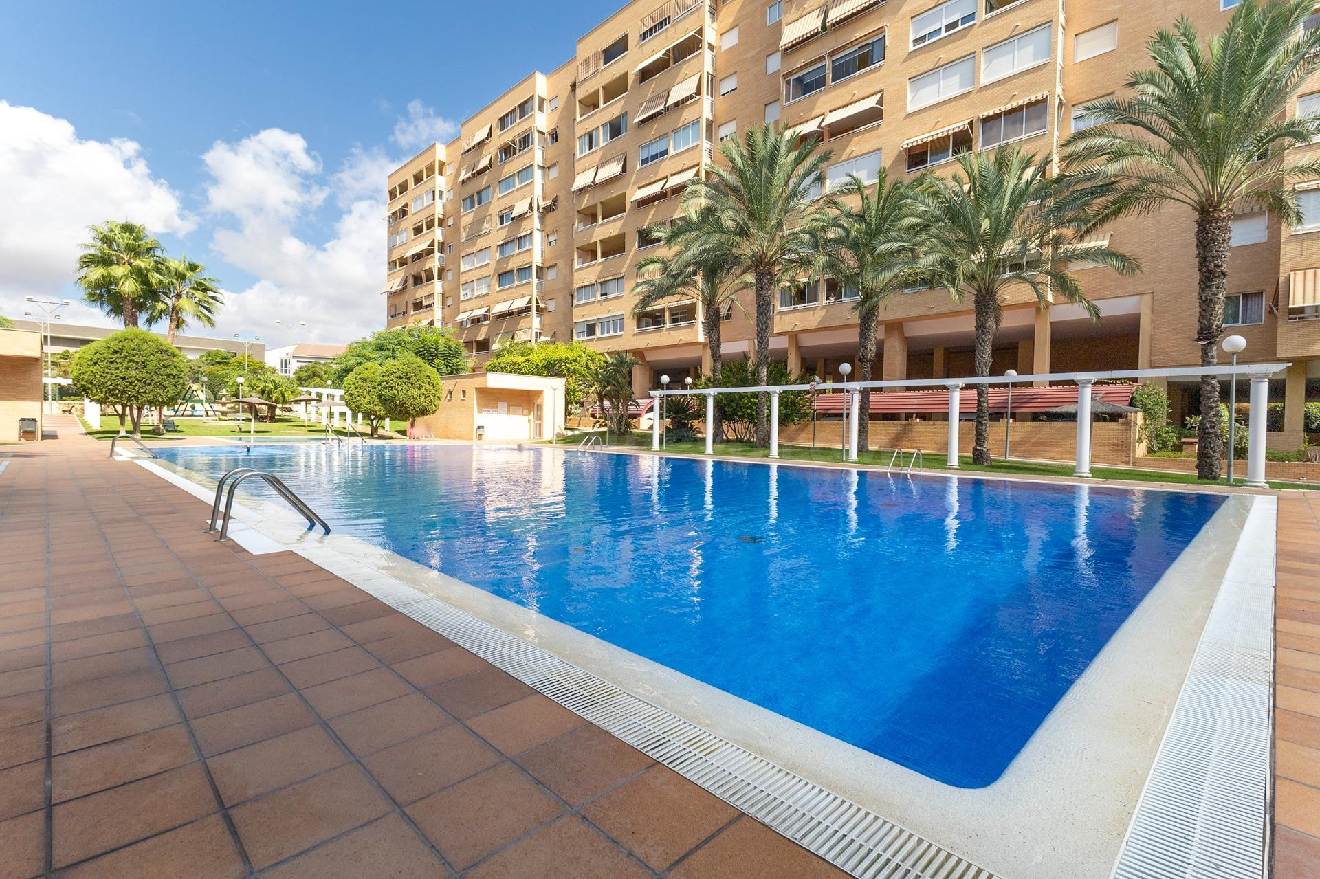 Vivienda amplia en Residencial Isla Tabarca
