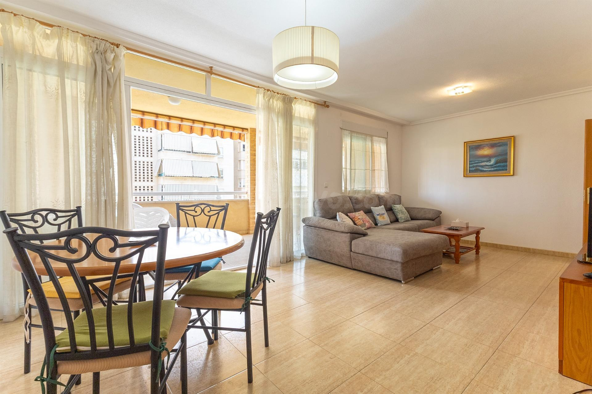 Vivienda amplia en Residencial Isla Tabarca - foto 2
