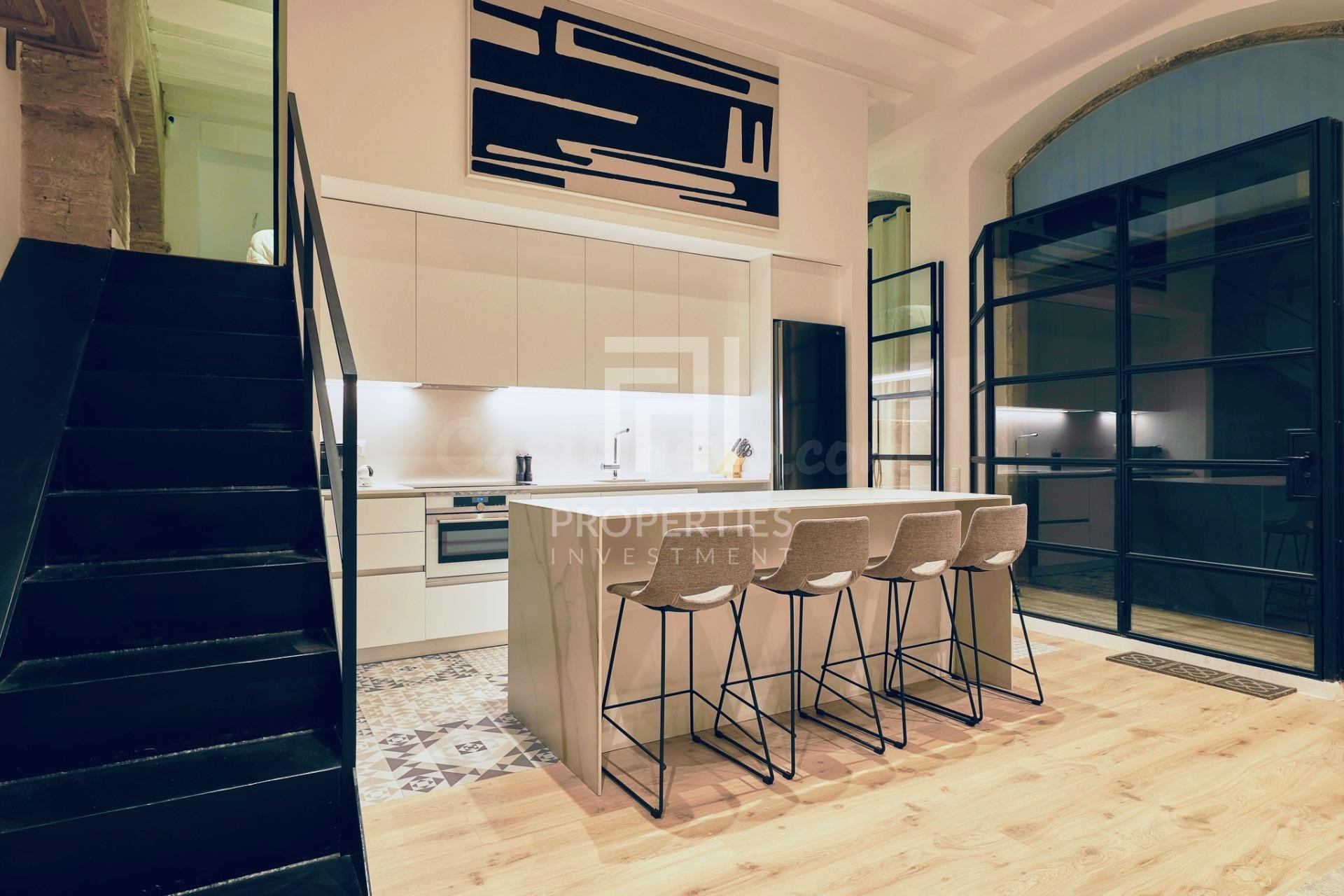 Dúplex con encanto histórico y diseño contemporáneo junto a la Plaza de la Mercè