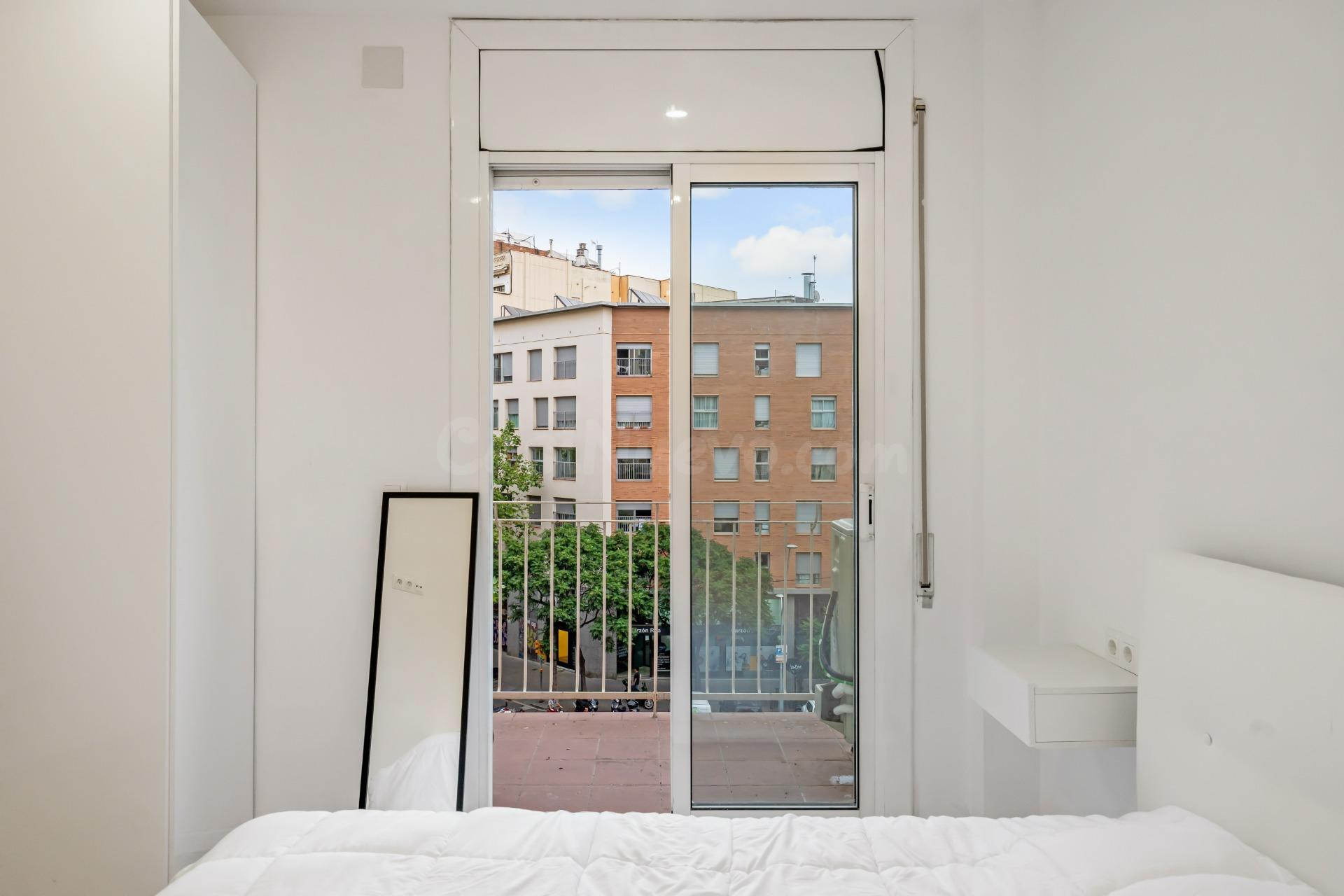 ¡GRAN PISO DE 4 HAB REFORMADO EN SAGRADA FAMILIA! - foto 3