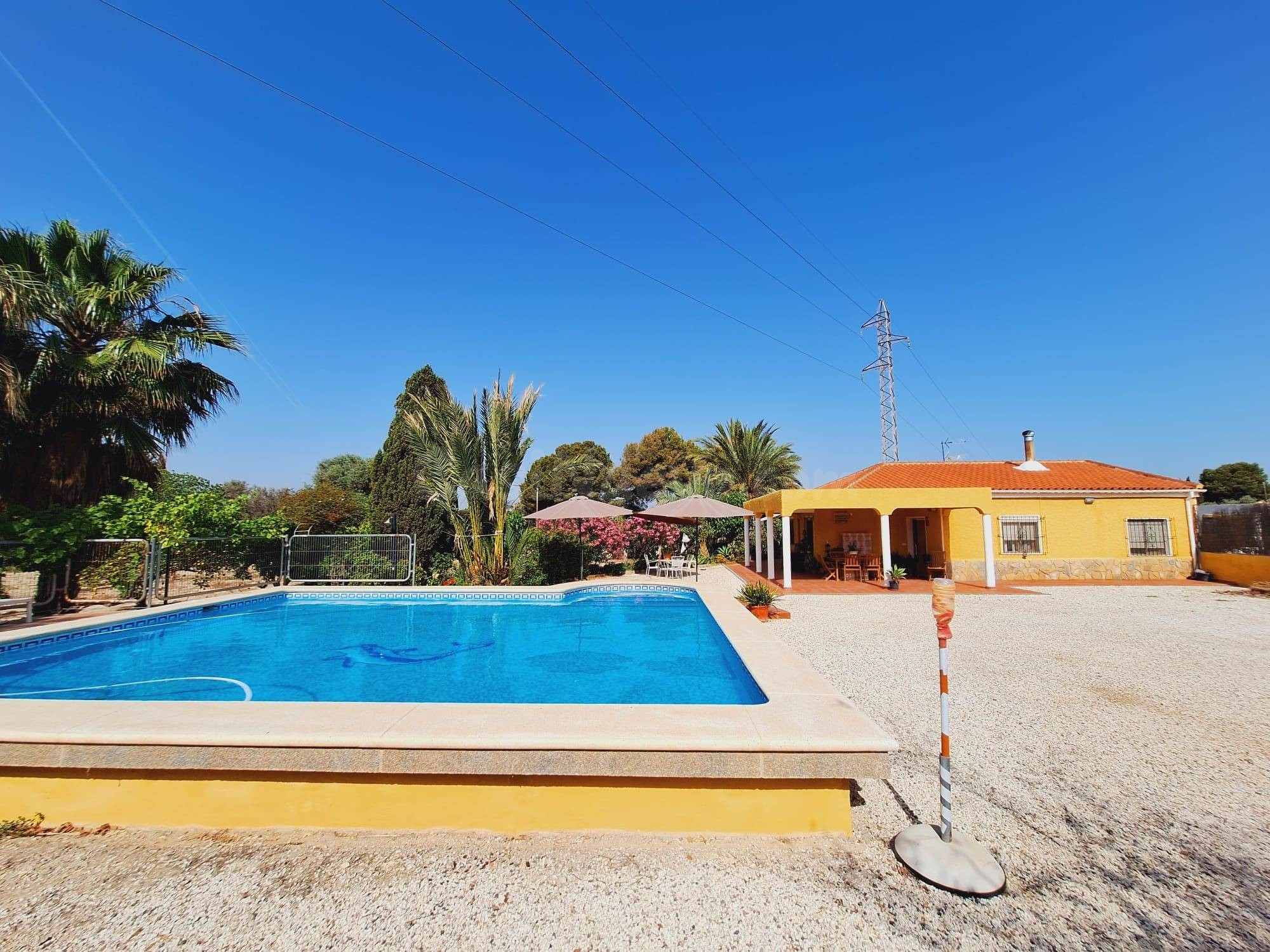 ¡Oportunidad Única! Encantador Chalet con Amplia Parcela en Alicante.