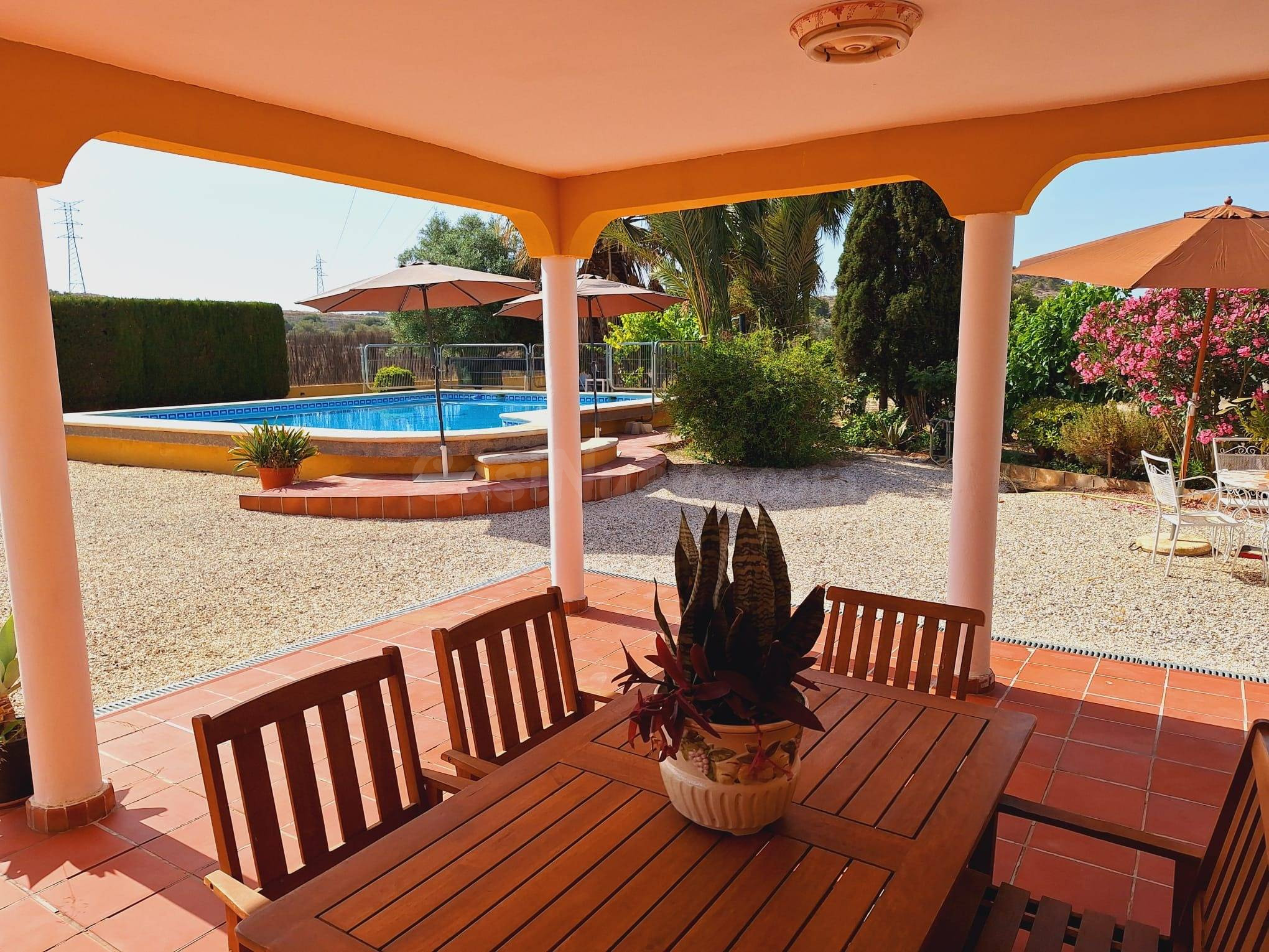 ¡Oportunidad Única! Encantador Chalet con Amplia Parcela en  - foto 4