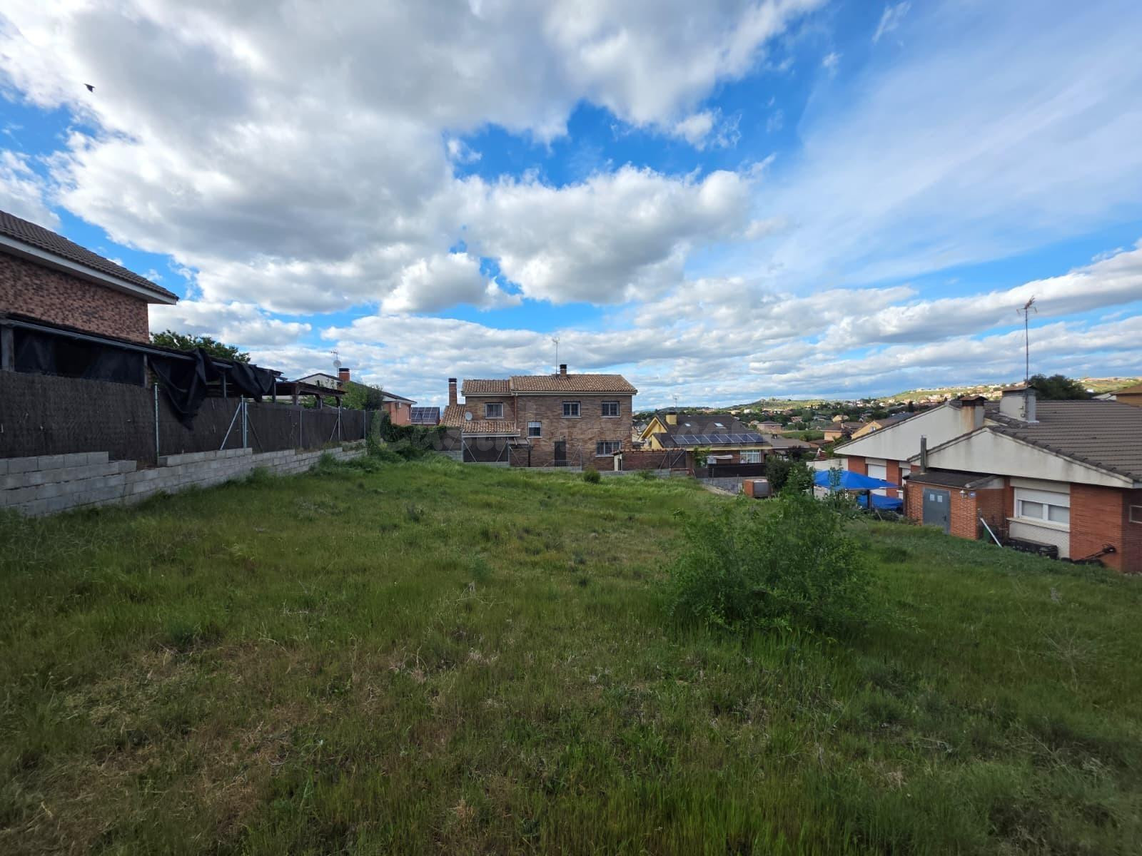 EXCELENTE PARCELA CON VISTAS Y CERCA DE LA ENTRADA DEL COTO - foto 4