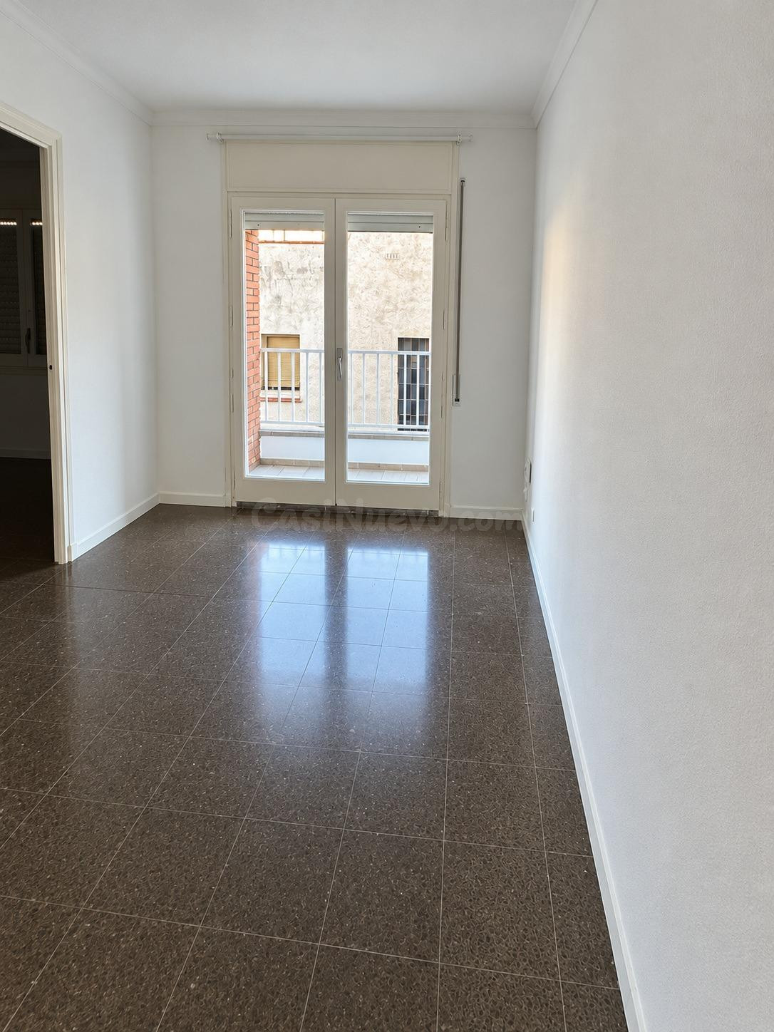 Piso con terraza en segunda línea de mar, alquilado hasta se - foto 2