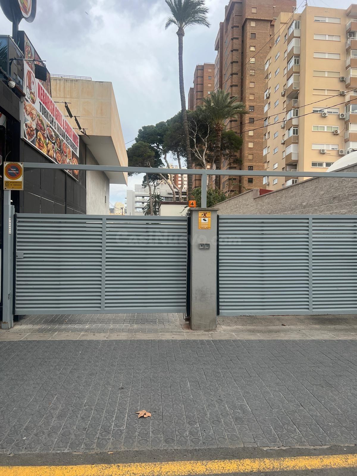 Venden 4-Parking en 1ª Línea de Playa.