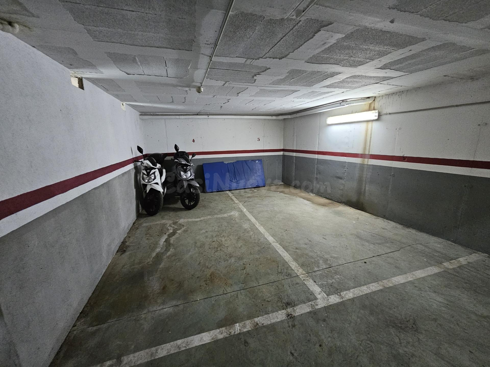 OPORTUNIDAD VENTA LOTE DE 7 PLAZAS DE PARKING Y 3 TRASTEROS  - foto 2