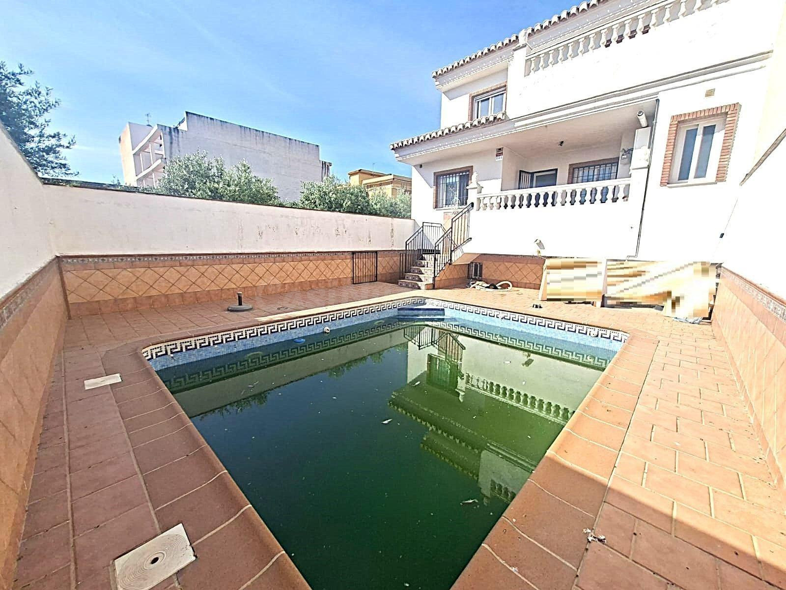 Magnífica Casa Pareada en Hijar con Piscina Privada y Amplio