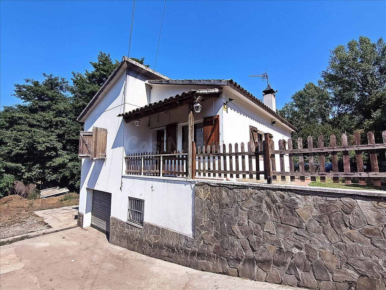 CHALET CON JARDÍN A LA VENTA EN VALLGORGUINA, BARCELONA – EN
