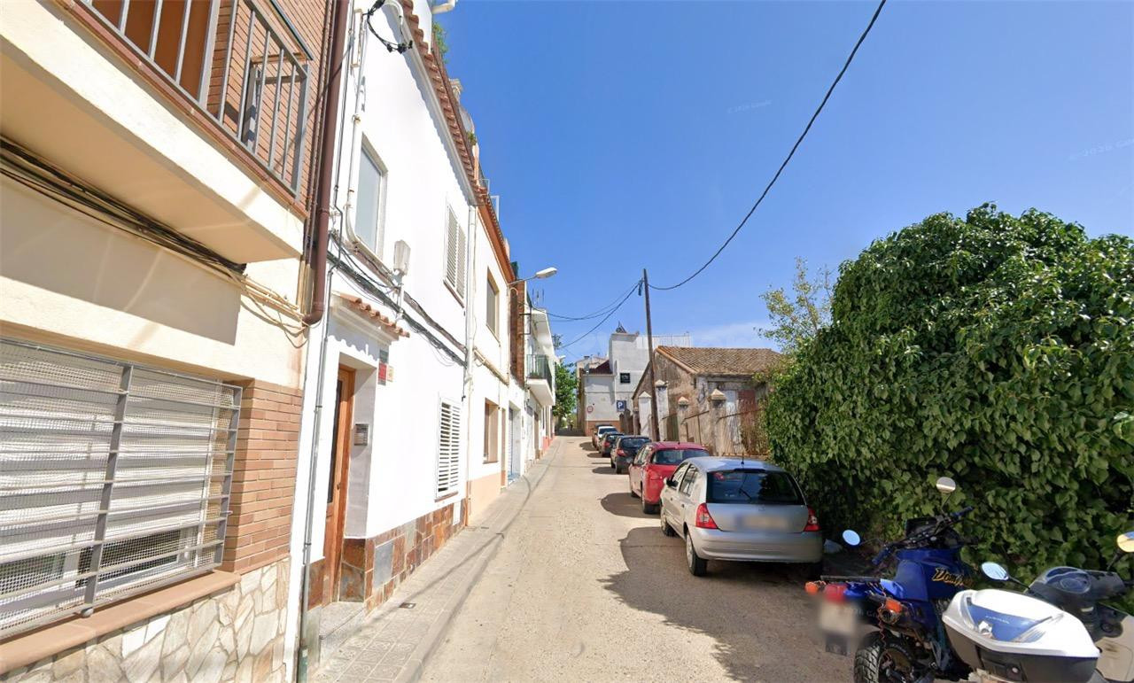 CASA ADOSADA OCUPADA POR PERSONA SIN JUSTO TÍTULO A LA VENTA