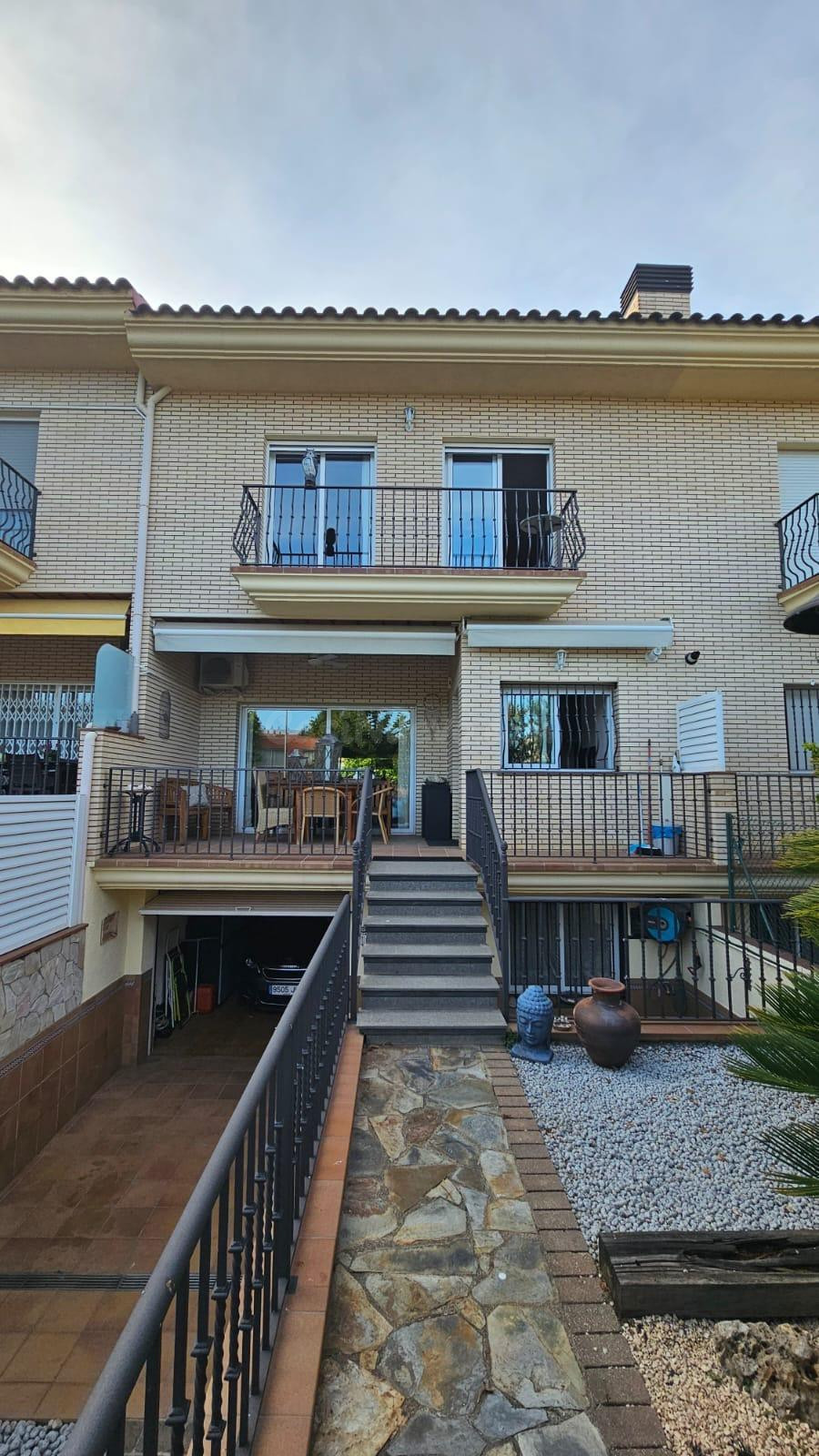 CASA DE 3 PLANTAS CON TERRAZA Y GARAJE A LA VENTA EN POBLE N - foto 2